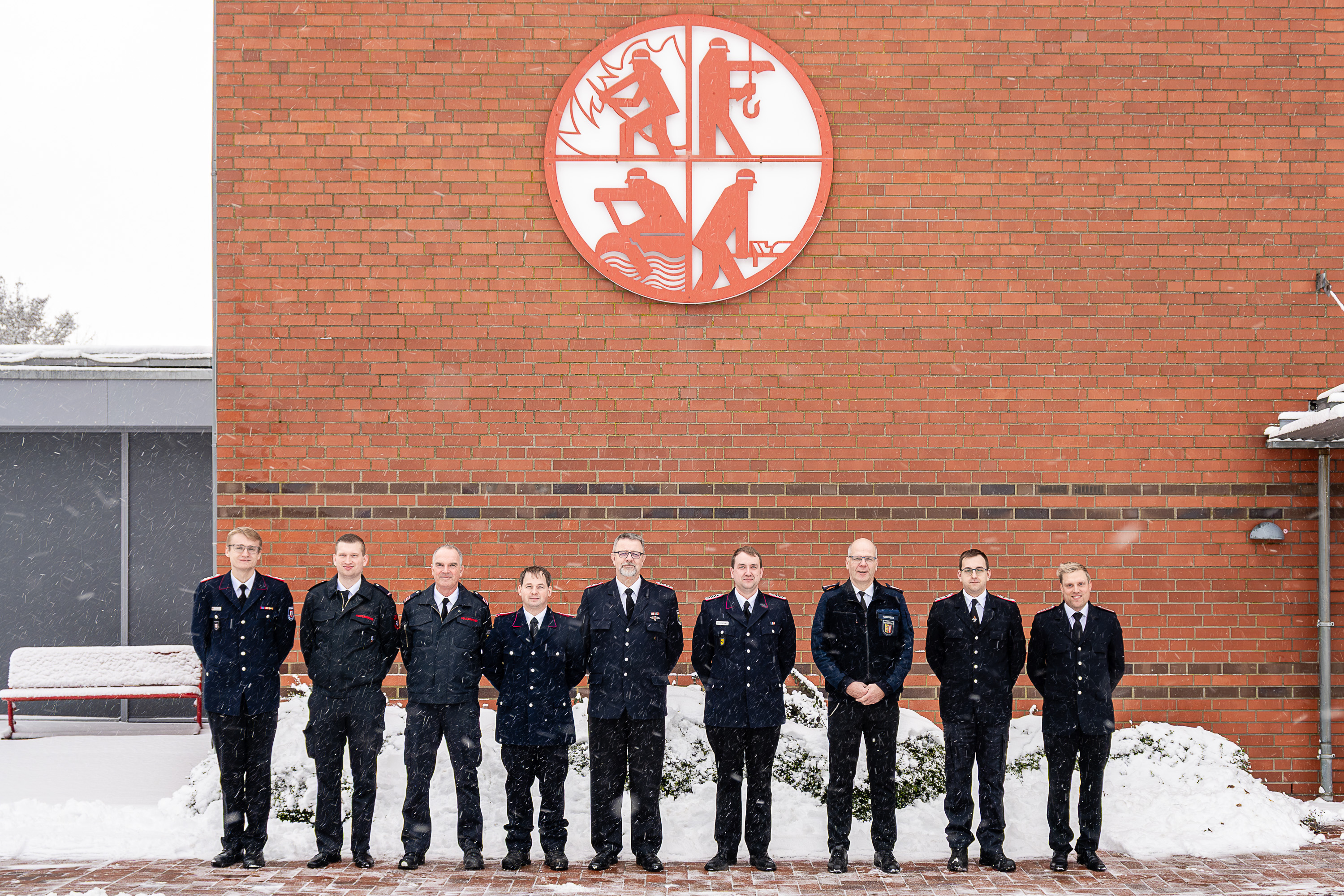 Teilnehmende des Lehrganges Ausbilderin bzw. Ausbilder in der Feuerwehr haben sich zum Gruppenfoto auf dem Innenhof der LFS.SH aufgestellt