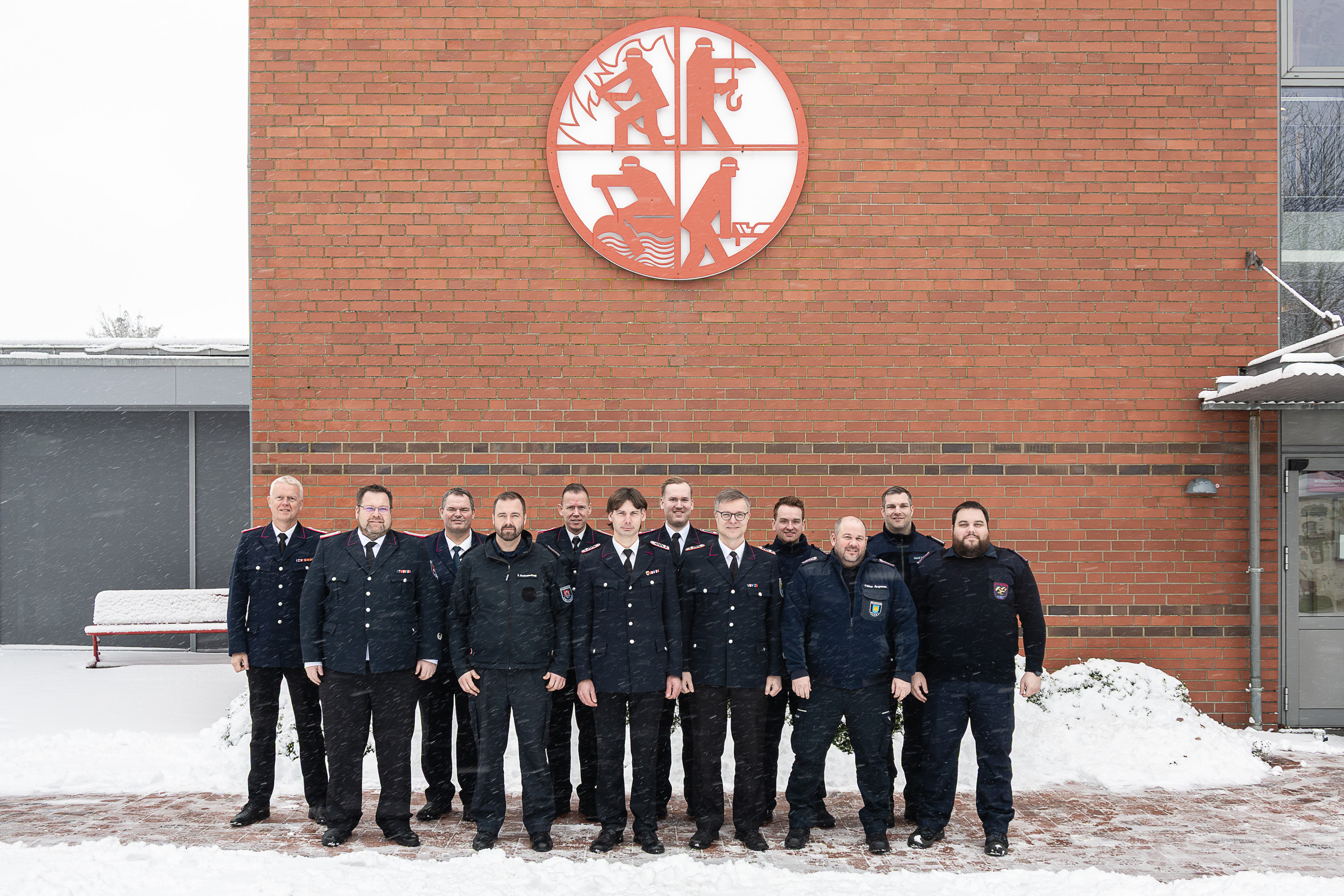 Teilnehmende des Lehrganges Führungskräftetraining 1 – Führungsinstrumente Basis haben sich zum Gruppenfoto auf dem Innenhof der LFS.SH aufgestellt