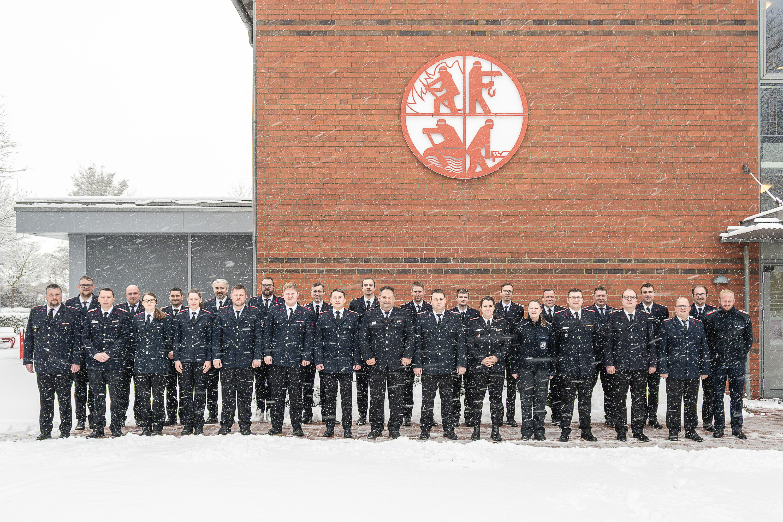Teilnehmende des Lehrganges Gruppenführer eins haben sich zum Gruppenfoto auf dem Innenhof der LFS.SH aufgestellt