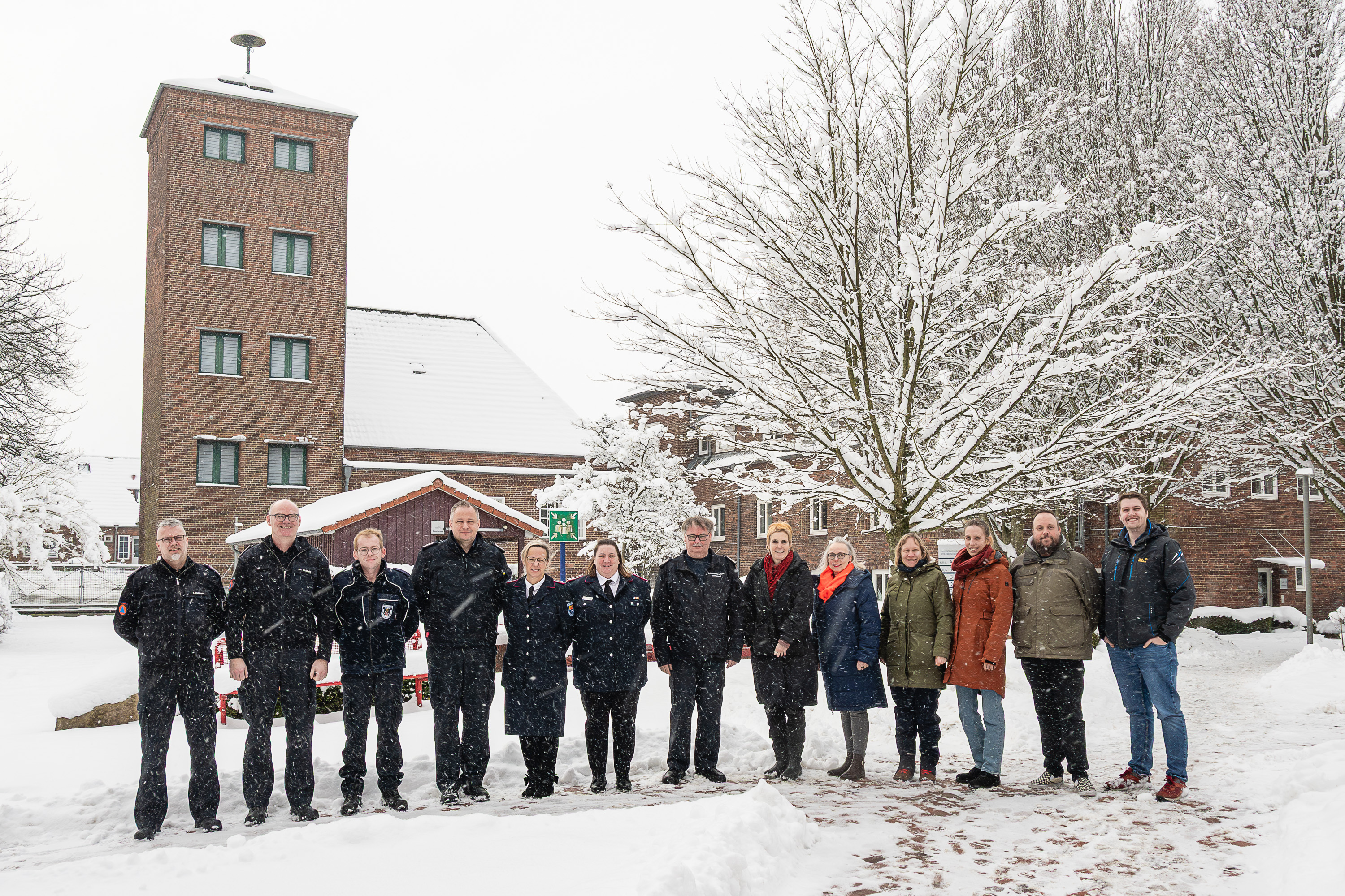Teilnehmende des Lehrganges Operativ-Taktische Stabsarbeit haben sich zum Gruppenfoto auf dem Innenhof der LFS.SH aufgestellt