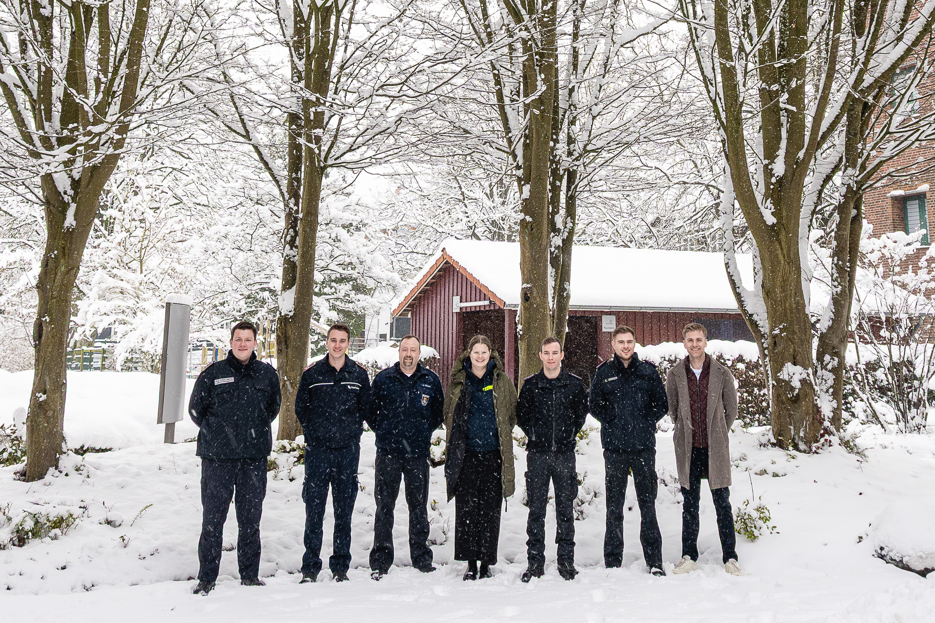 Teilnehmende des Lehrganges Workshop Pressearbeit haben sich zum Gruppenfoto auf dem Innenhof der LFS.SH aufgestellt