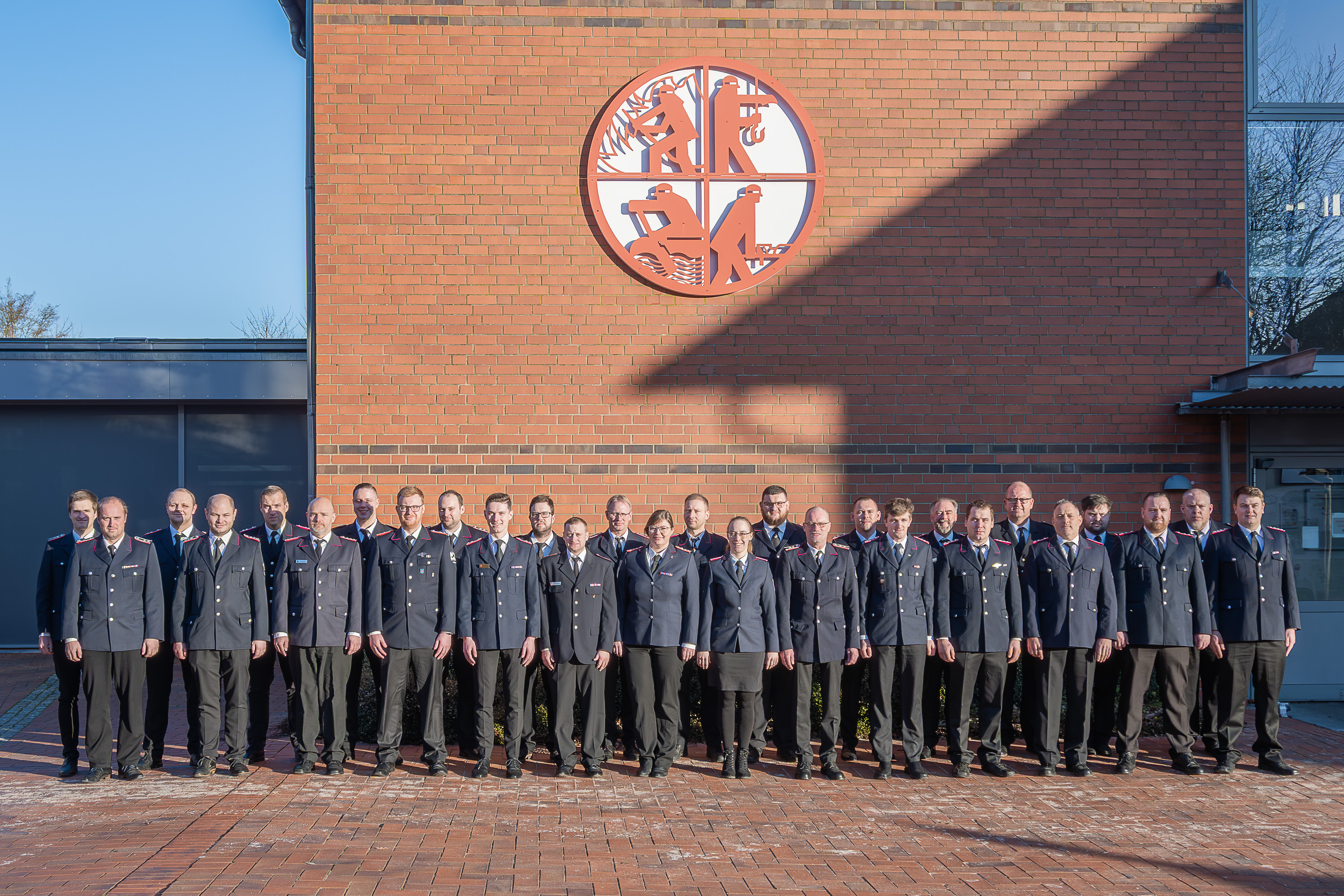 Teilnehmende des Lehrganges Gruppenführer eins haben sich zum Gruppenfoto auf dem Innenhof der LFS.SH aufgestellt