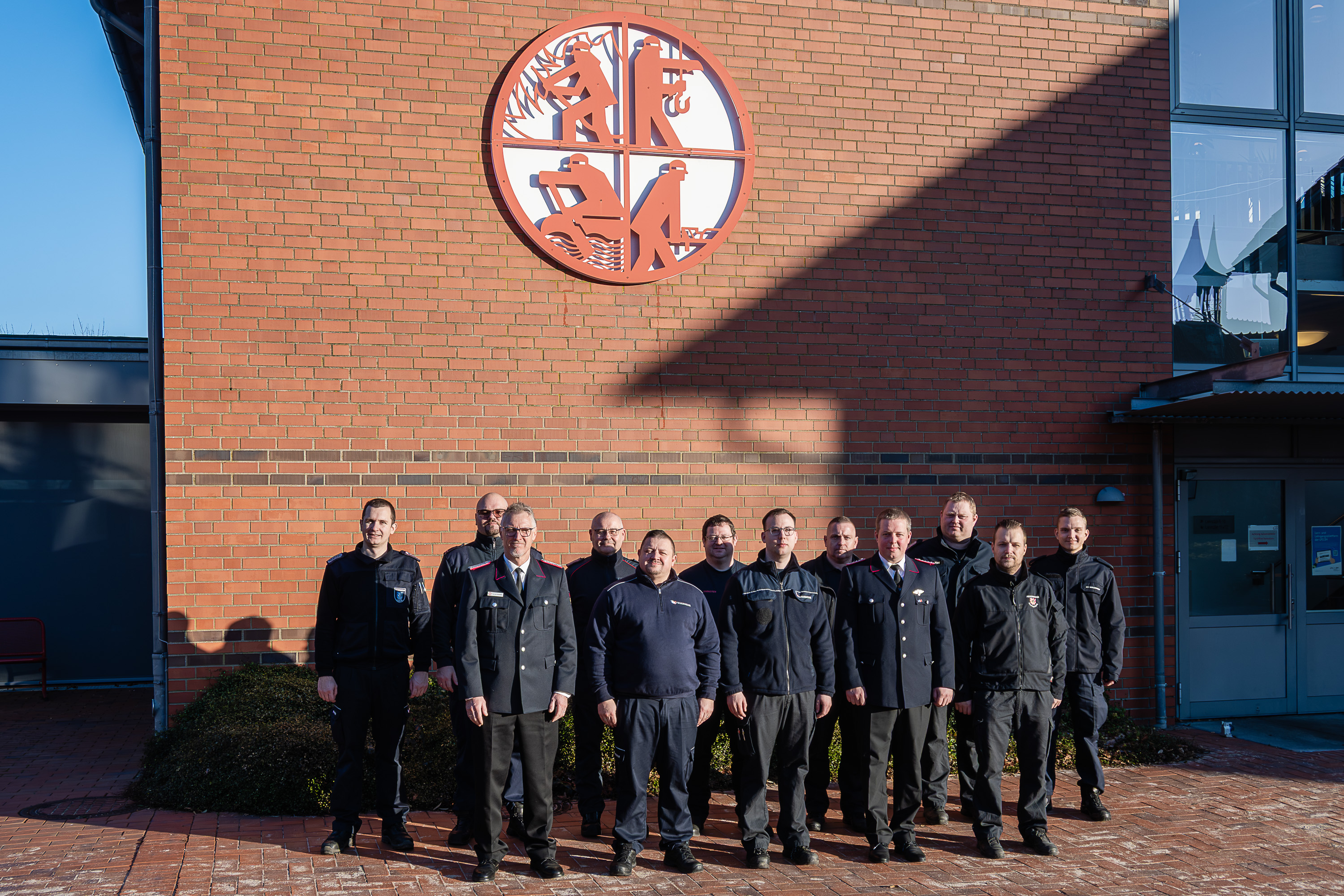 Teilnehmende des Lehrganges Gerätewartung haben sich zum Gruppenfoto auf dem Innenhof der LFS.SH aufgestellt