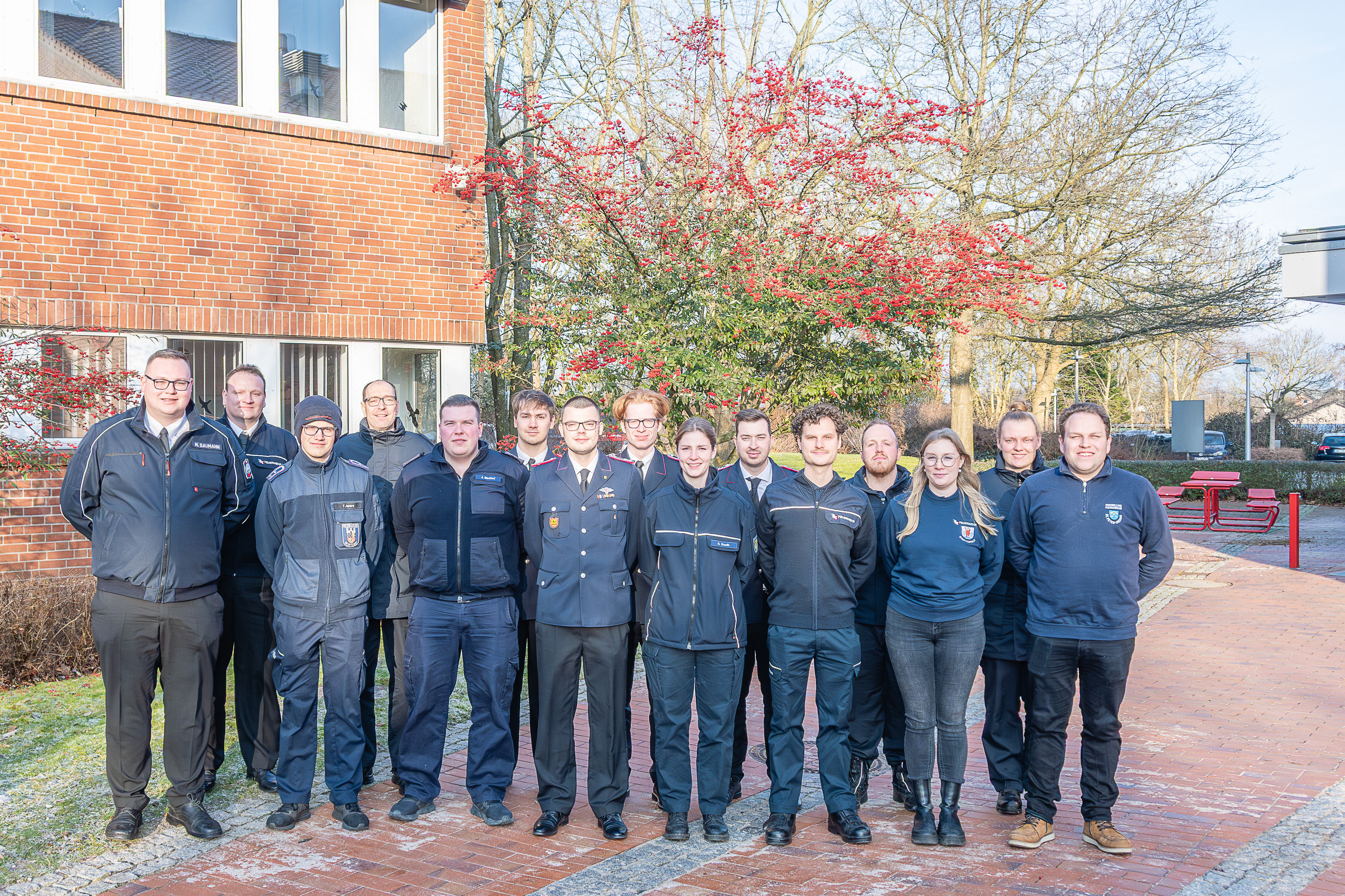 Teilnehmende des Lehrganges Workshop soziale Medien Feuerwehr haben sich zum Gruppenfoto auf dem Innenhof der LFS.SH aufgestellt