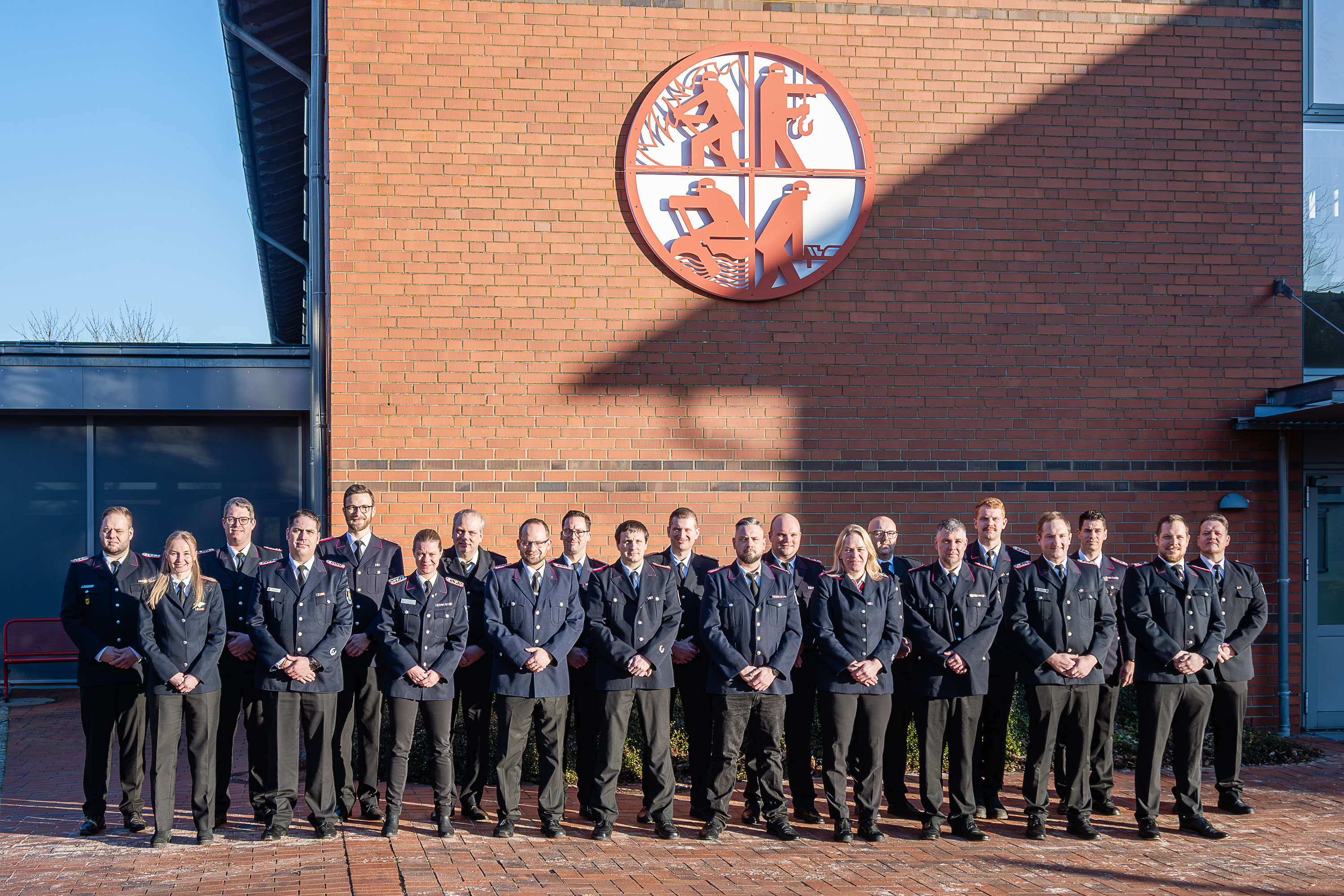 Teilnehmende des Lehrganges Zugführung zwei haben sich zum Gruppenfoto auf dem Innenhof der LFS.SH aufgestellt