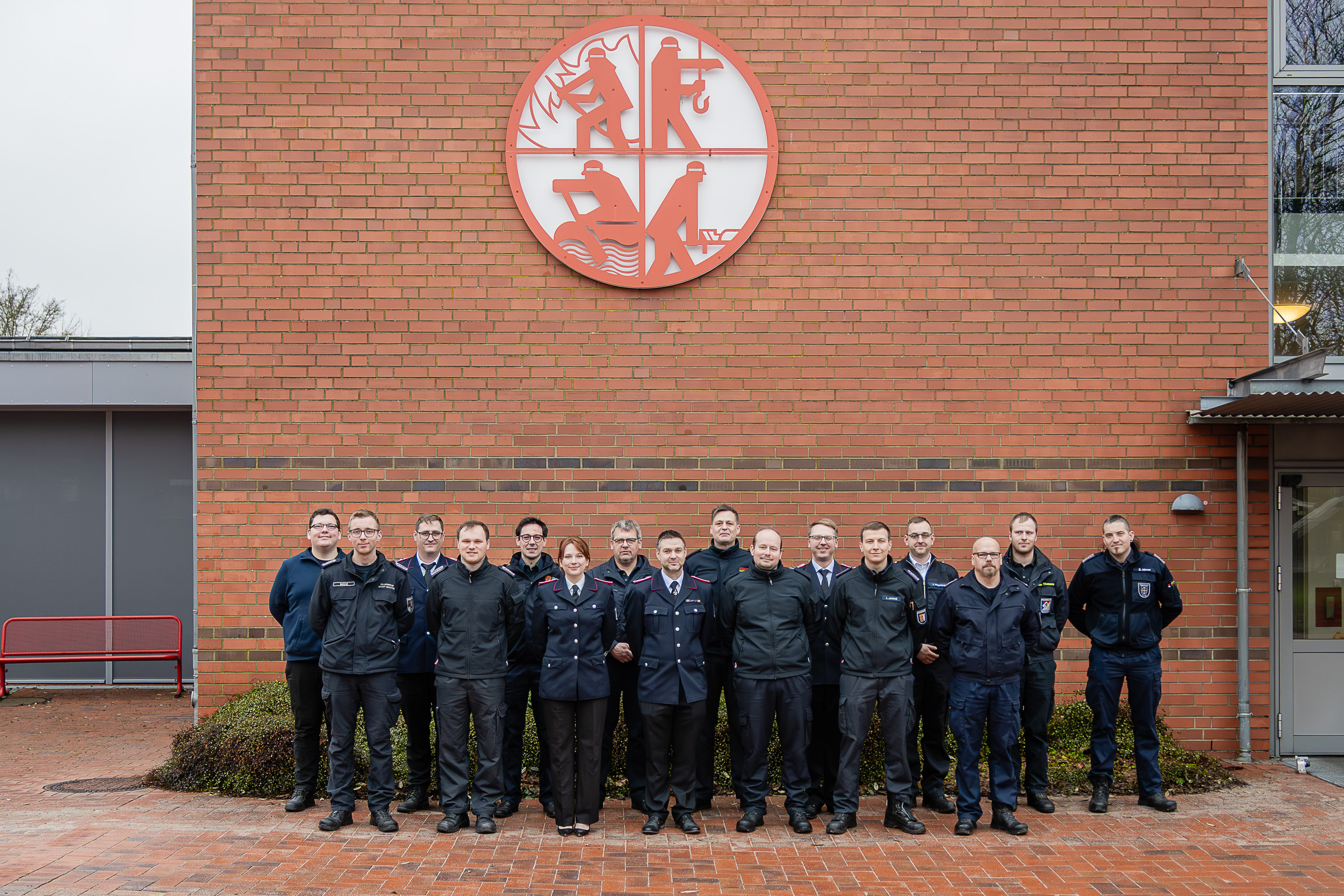 Teilnehmende des Lehrganges CBRN-Einsatz I haben sich zum Gruppenfoto auf dem Innenhof der LFS.SH aufgestellt