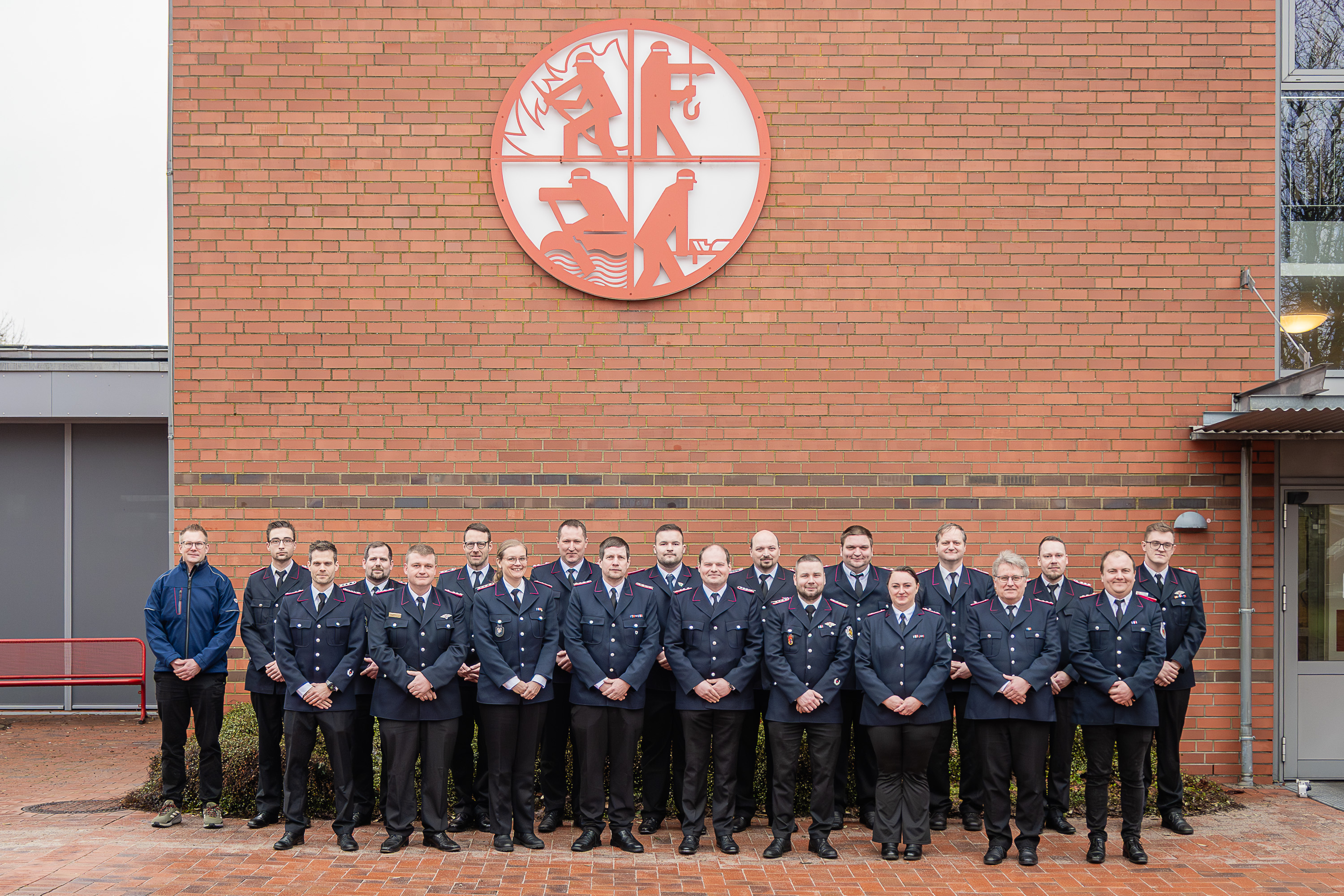 Teilnehmende des Lehrganges Gruppenführung I haben sich zum Gruppenfoto auf dem Innenhof der LFS.SH aufgestellt