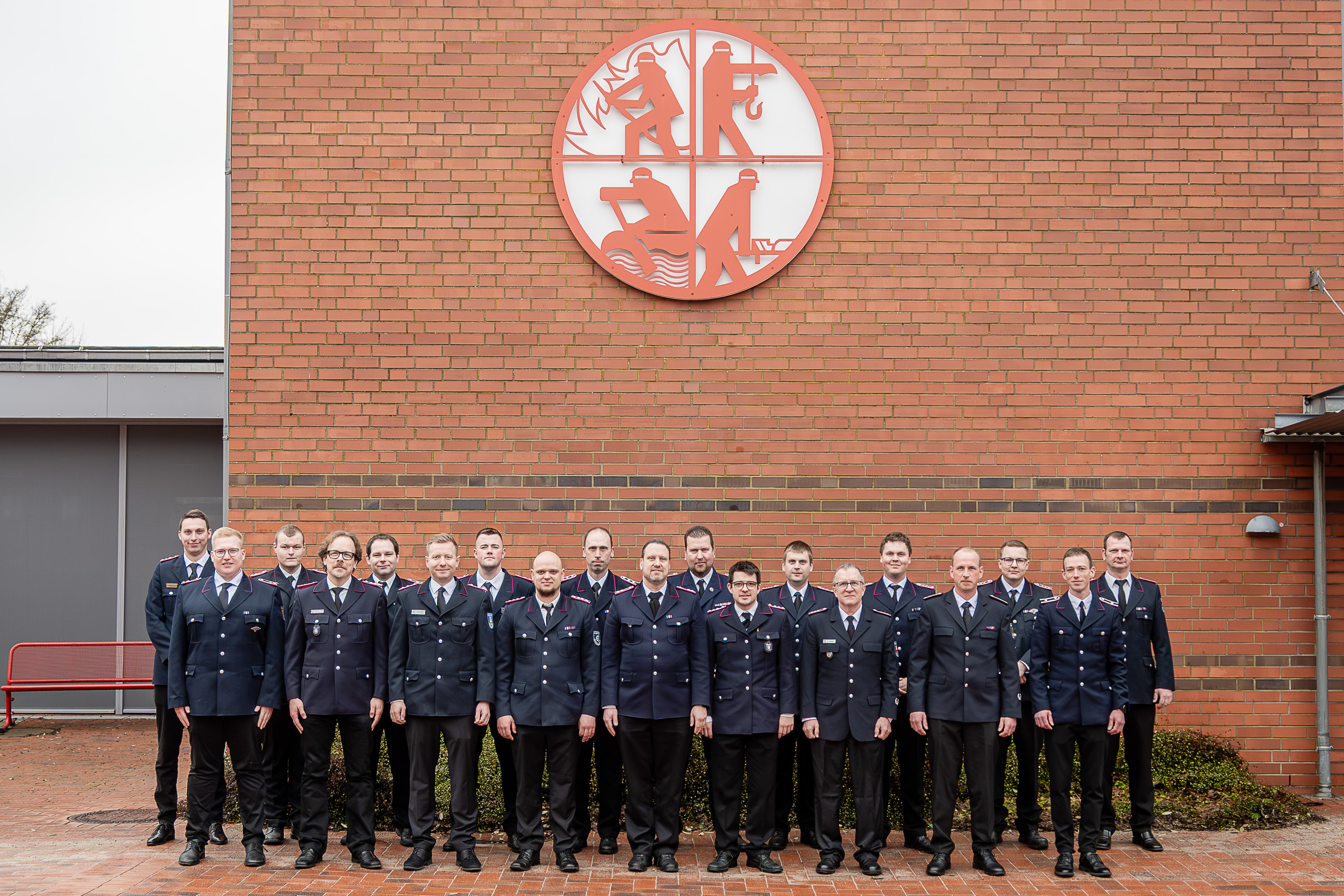 Teilnehmende des Lehrganges Gruppenführung I haben sich zum Gruppenfoto auf dem Innenhof der LFS.SH aufgestellt