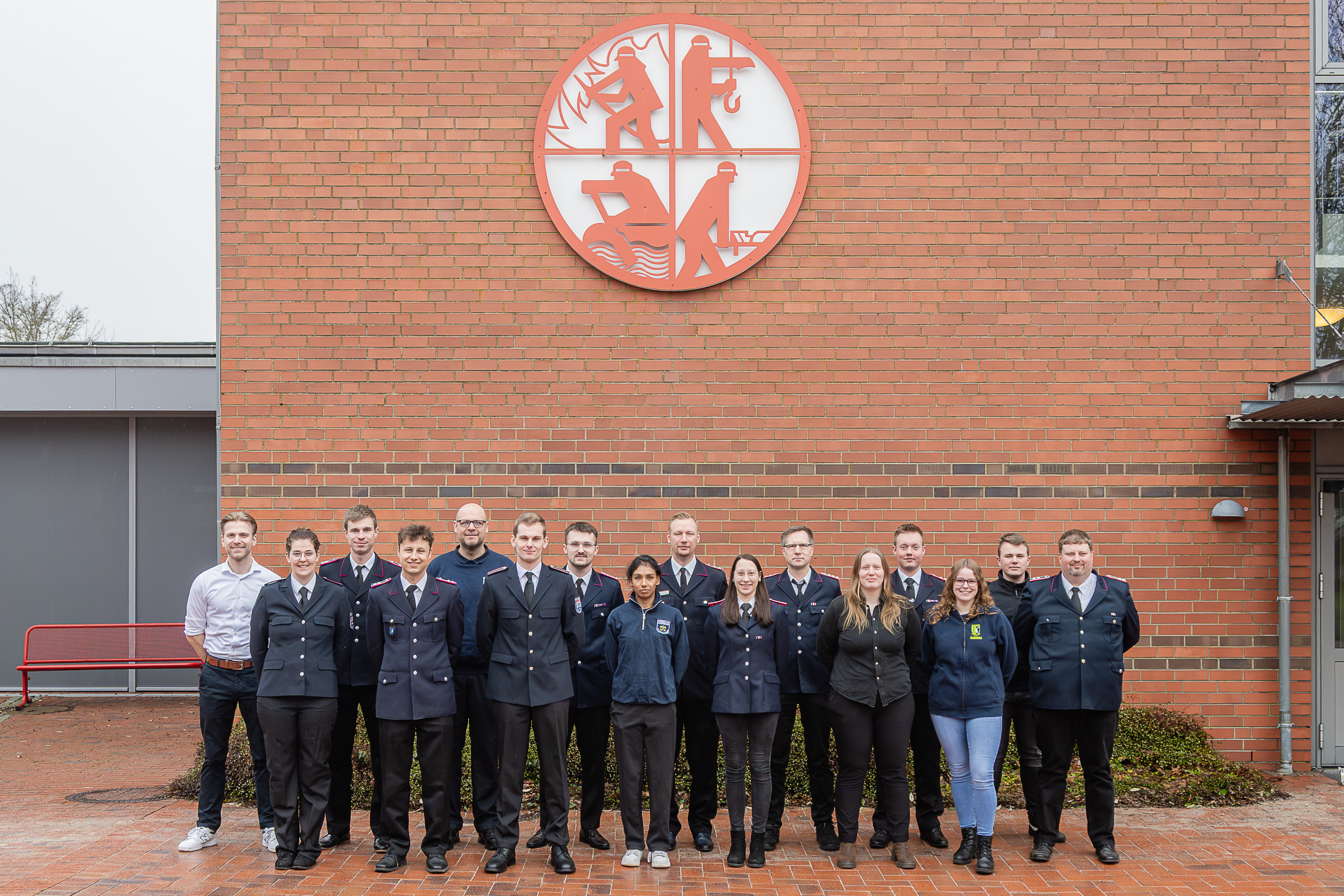 Teilnehmende des Lehrganges Workshop soziale Medien Feuerwehr haben sich zum Gruppenfoto auf dem Innenhof der LFS.SH aufgestellt