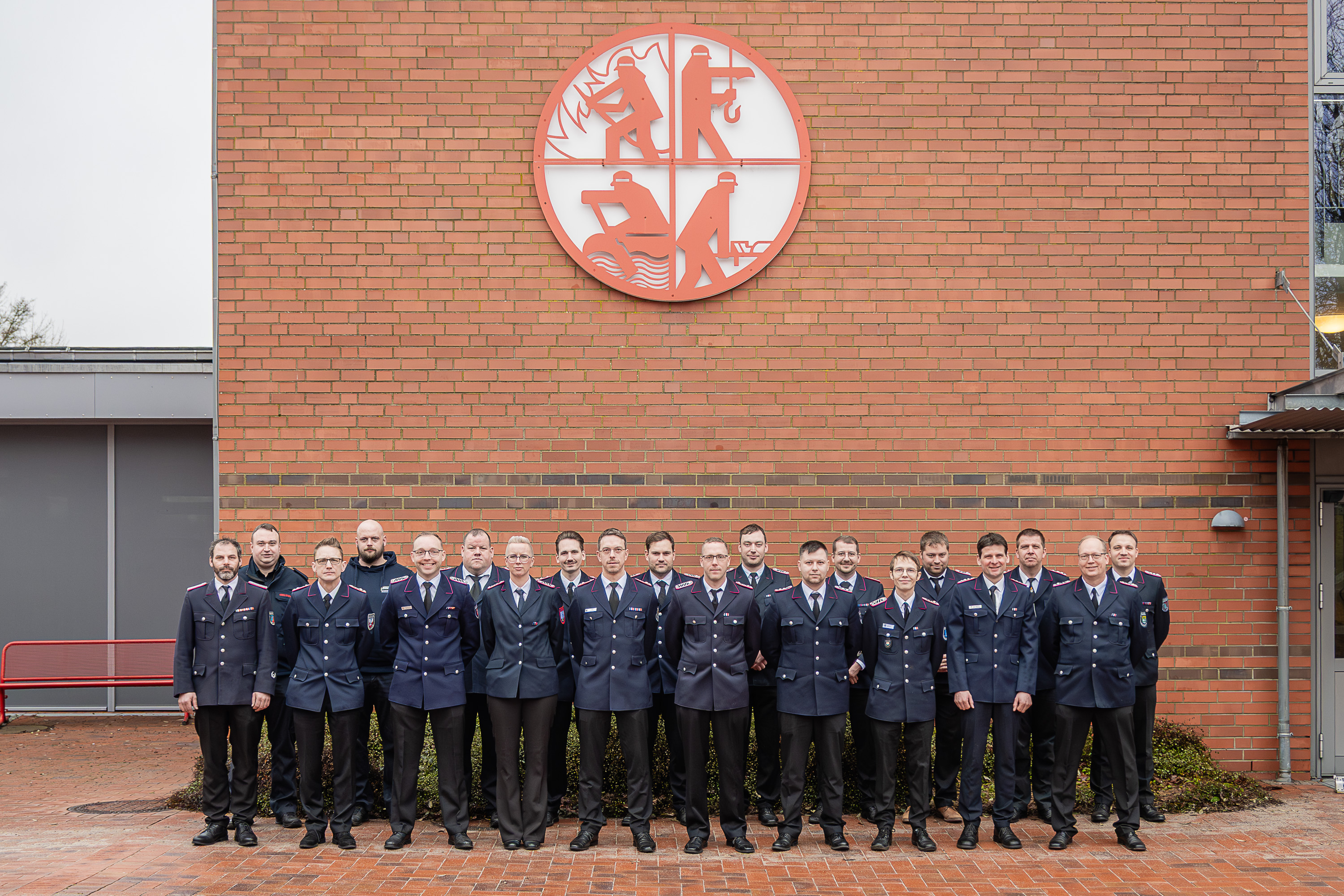 Teilnehmende des Lehrganges Zugführung I haben sich zum Gruppenfoto auf dem Innenhof der LFS.SH aufgestellt