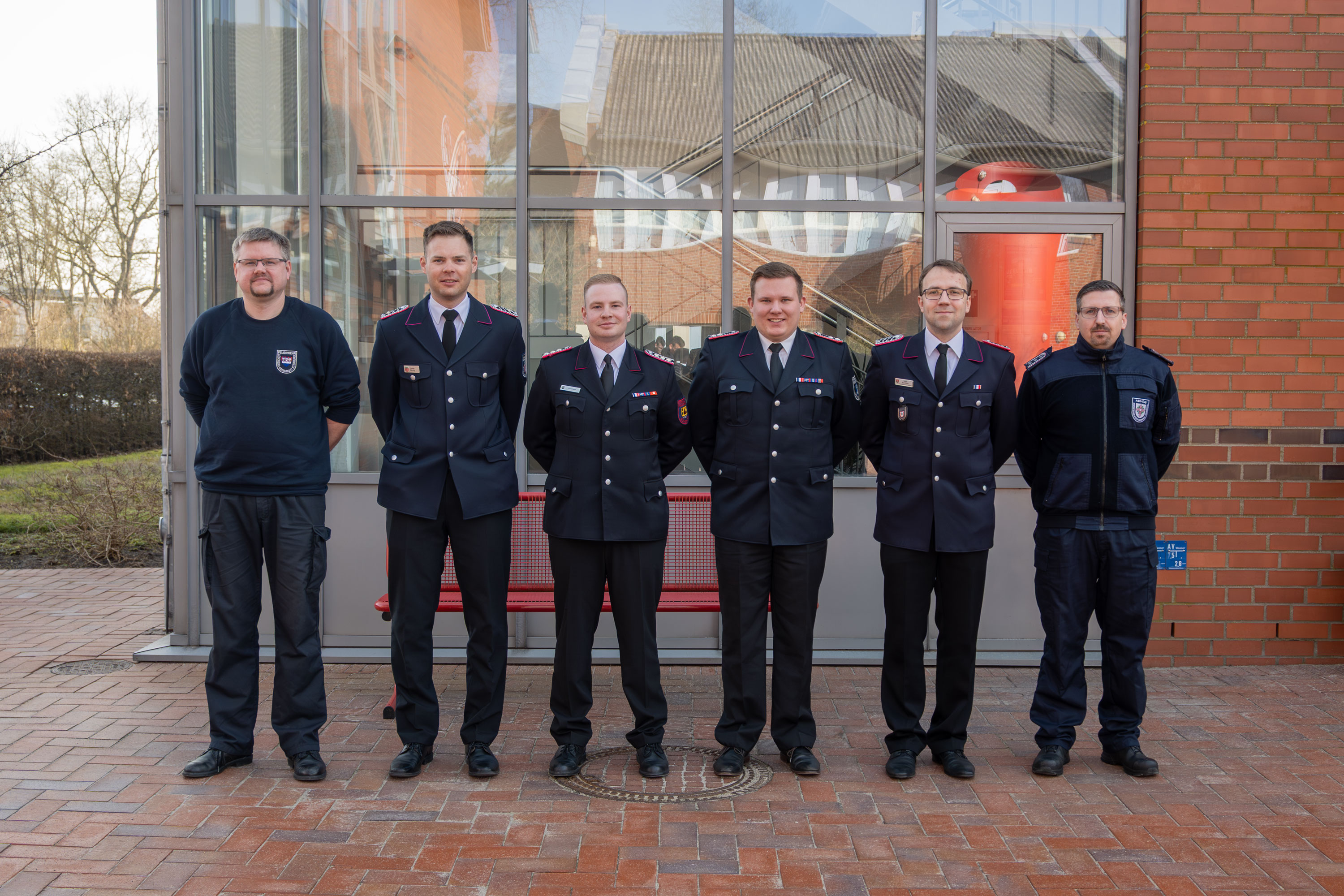 Teilnehmende des Lehrganges CBRN-Erkundungskraftwagen haben sich zum Gruppenfoto auf dem Innenhof der LFS.SH aufgestellt