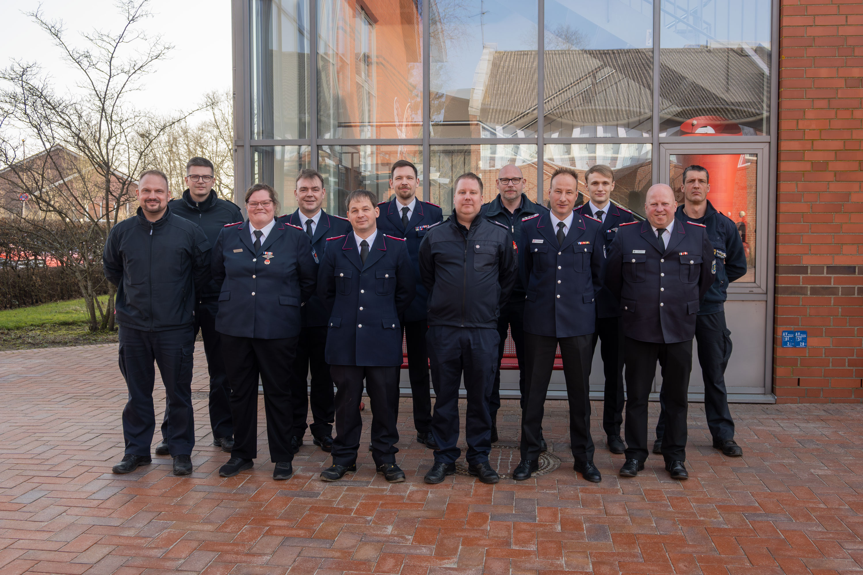 Teilnehmende des Lehrganges Führungskräftetraining 1 – Führungsinstrumente Basis haben sich zum Gruppenfoto auf dem Innenhof der LFS.SH aufgestellt