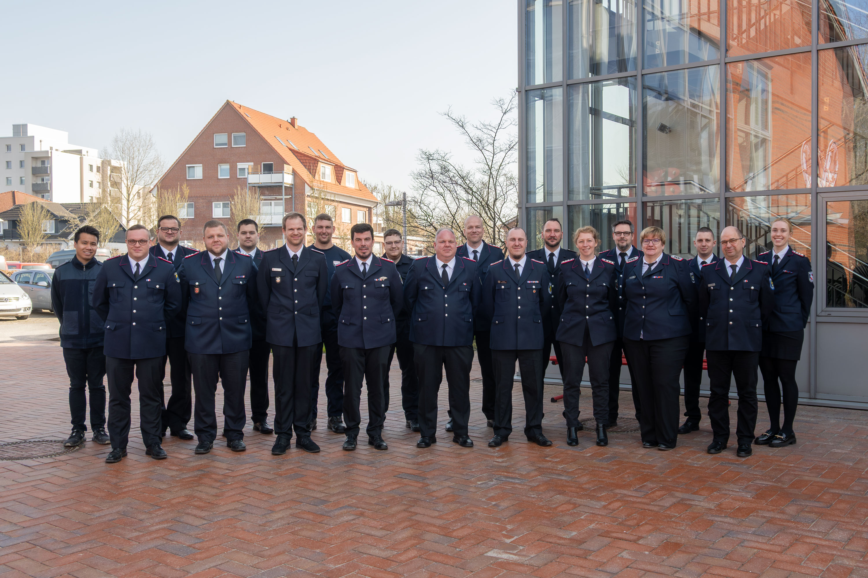 Teilnehmende des Lehrganges Gruppenführung I haben sich zum Gruppenfoto auf dem Innenhof der LFS.SH aufgestellt