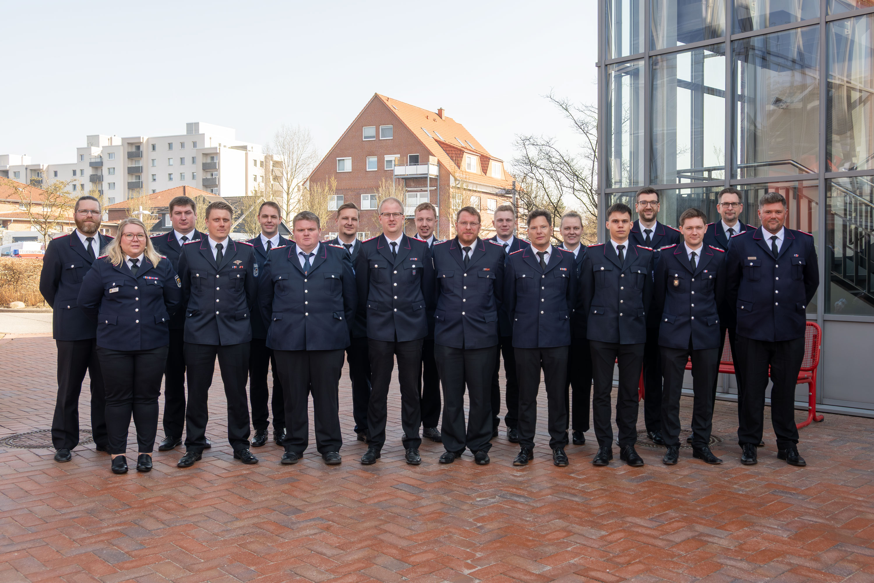 Teilnehmende des Lehrganges Gruppenführung I haben sich zum Gruppenfoto auf dem Innenhof der LFS.SH aufgestellt