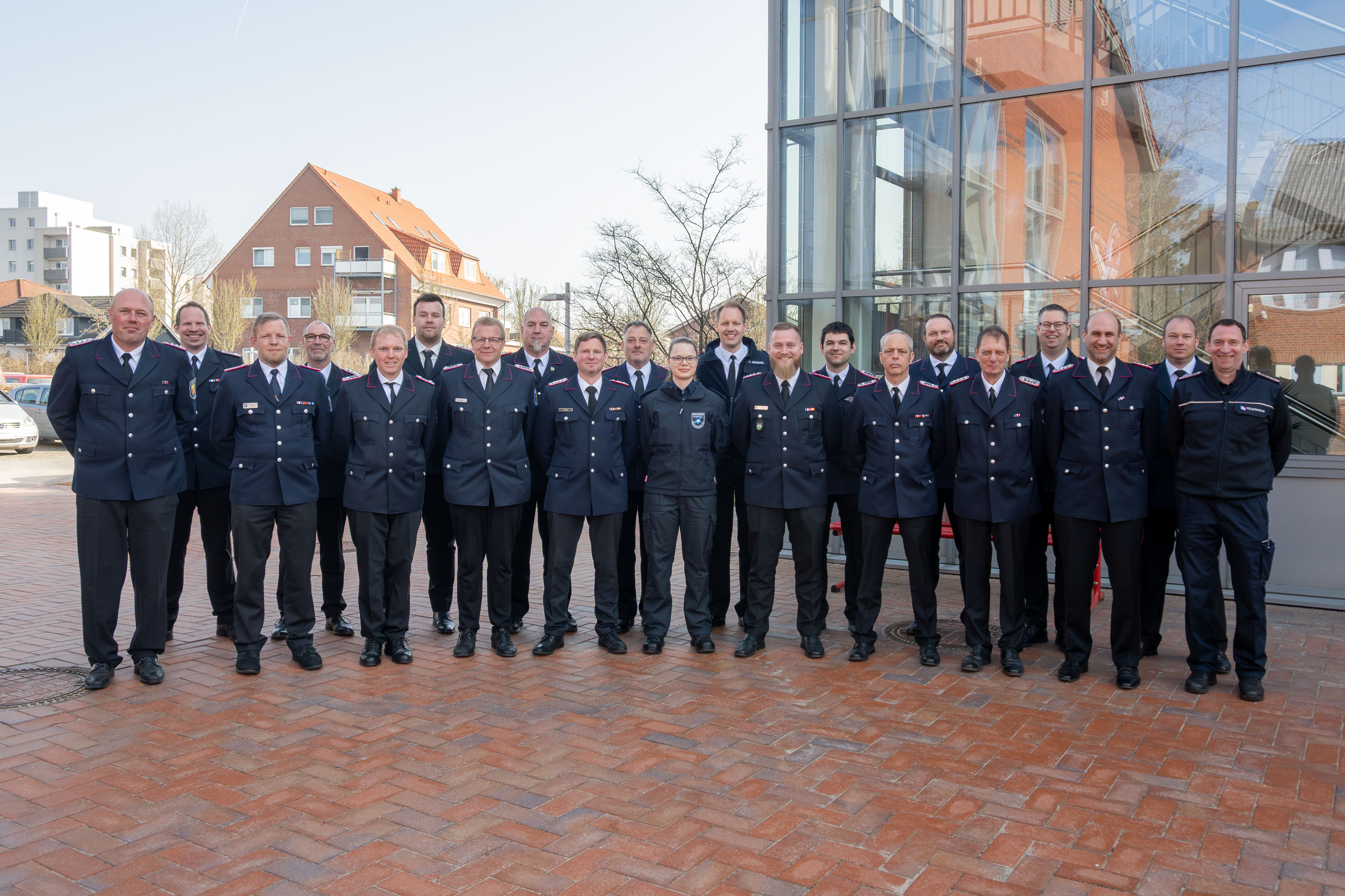 Teilnehmende des Lehrganges Zugführung I haben sich zum Gruppenfoto auf dem Innenhof der LFS.SH aufgestellt