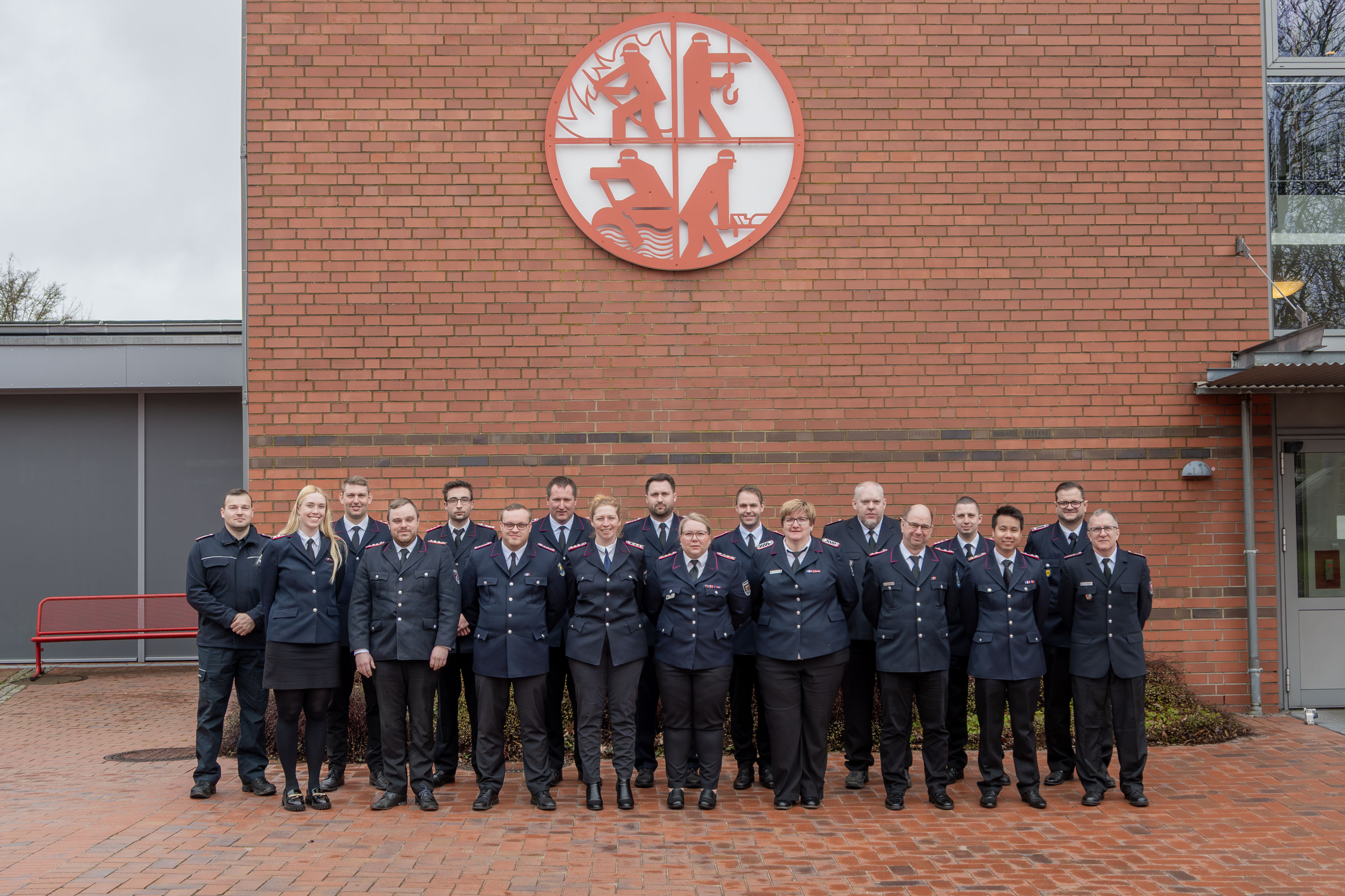 Teilnehmende des Lehrganges Gruppenführung II haben sich zum Gruppenfoto auf dem Innenhof der LFS.SH aufgestellt