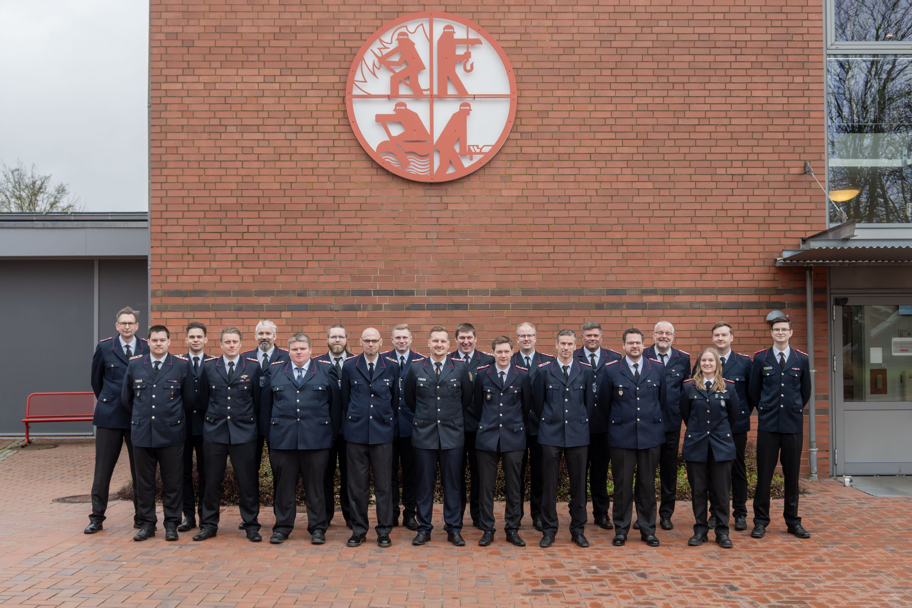 Teilnehmende des Lehrganges Gruppenführung II haben sich zum Gruppenfoto auf dem Innenhof der LFS.SH aufgestellt