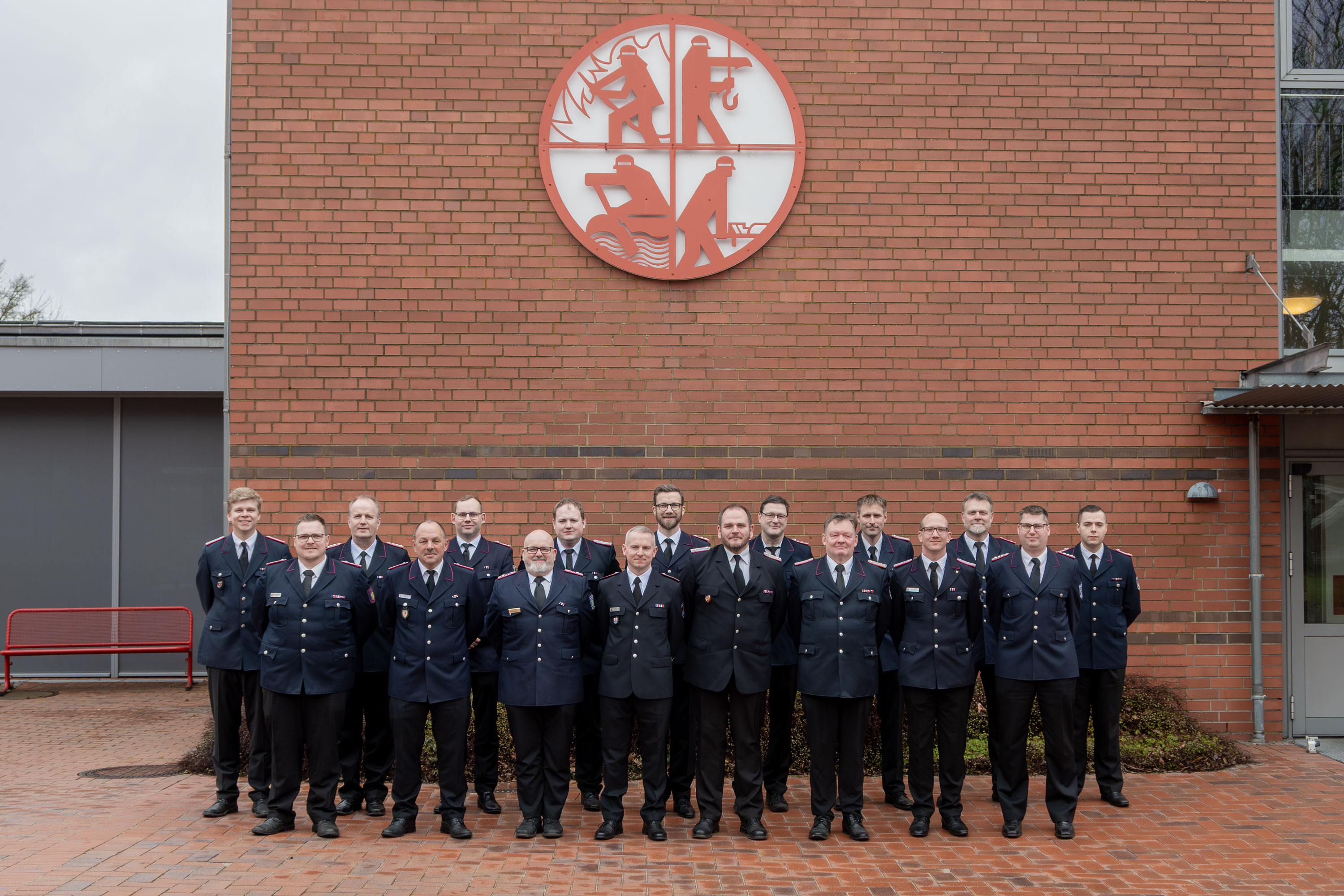 Teilnehmende des Lehrganges Verbandsführung haben sich zum Gruppenfoto auf dem Innenhof der LFS.SH aufgestellt