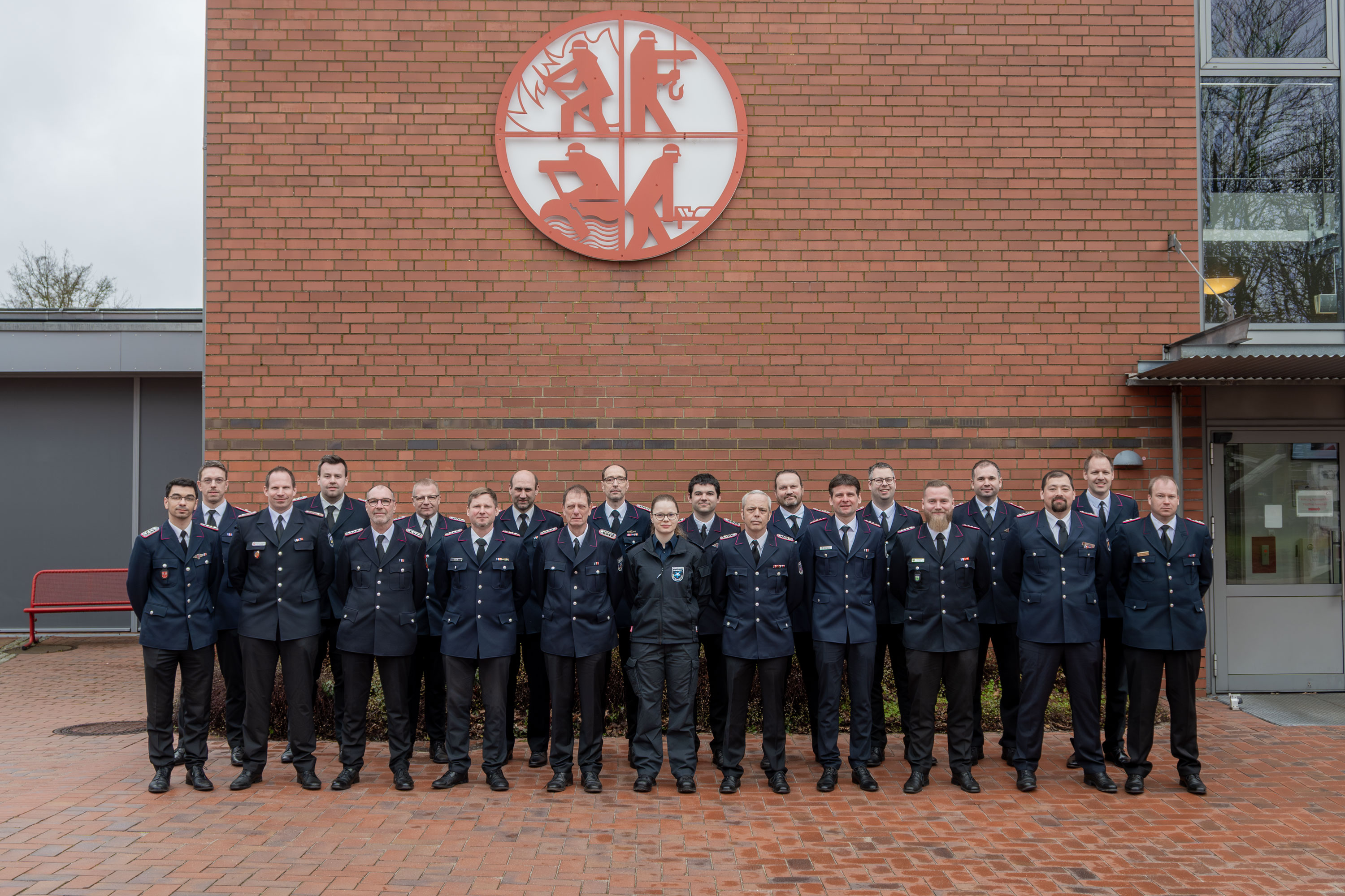 Teilnehmende des Lehrganges Zugführung II haben sich zum Gruppenfoto auf dem Innenhof der LFS.SH aufgestellt