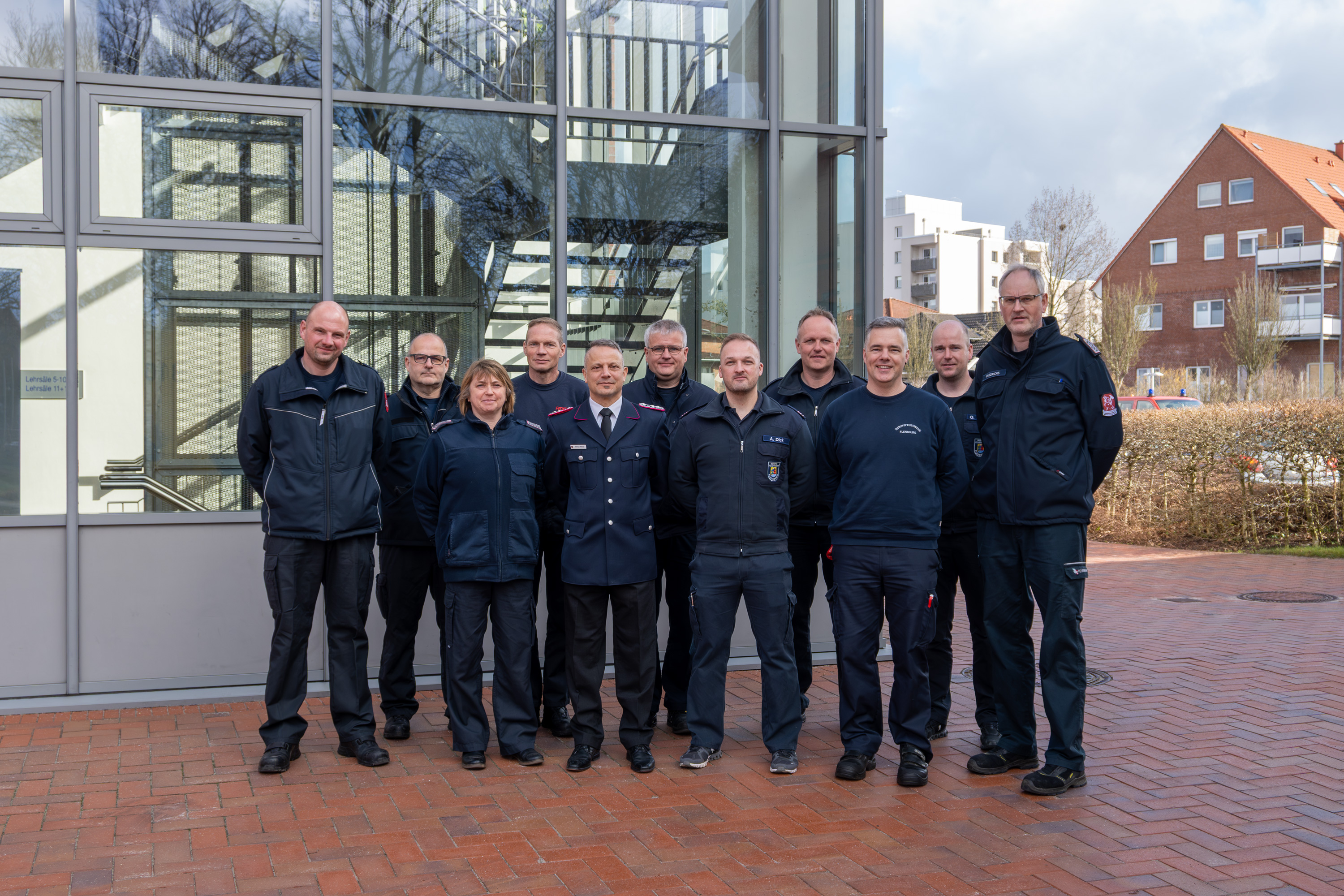 Teilnehmende der Fortbildung Atemschutzgerätewartung haben sich zum Gruppenfoto auf dem Innenhof der LFS.SH aufgestellt
