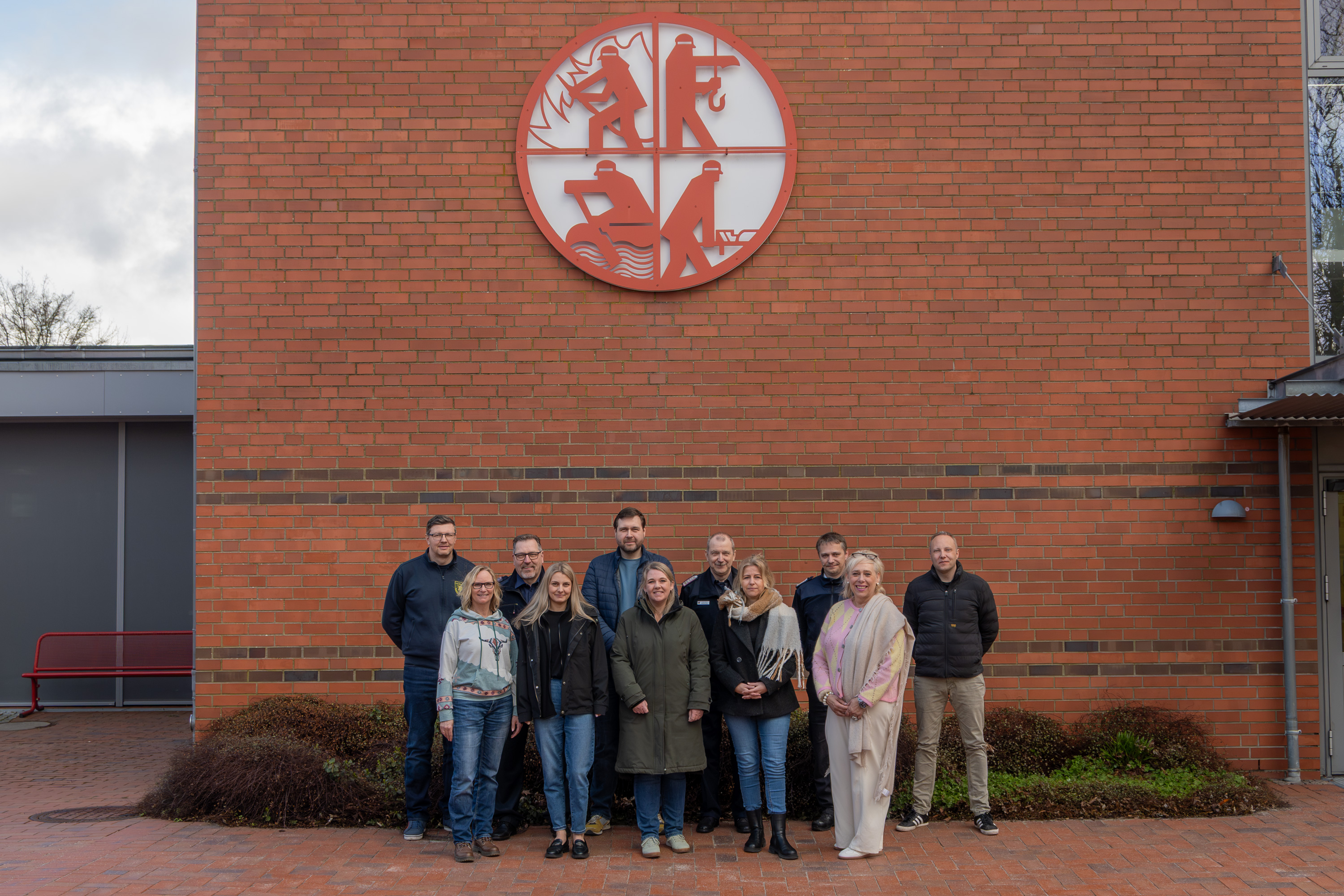 Teilnehmende des Lehrganges Stabsarbeit im Bereich S1 und S4 haben sich zum Gruppenfoto auf dem Innenhof der LFS.SH aufgestellt