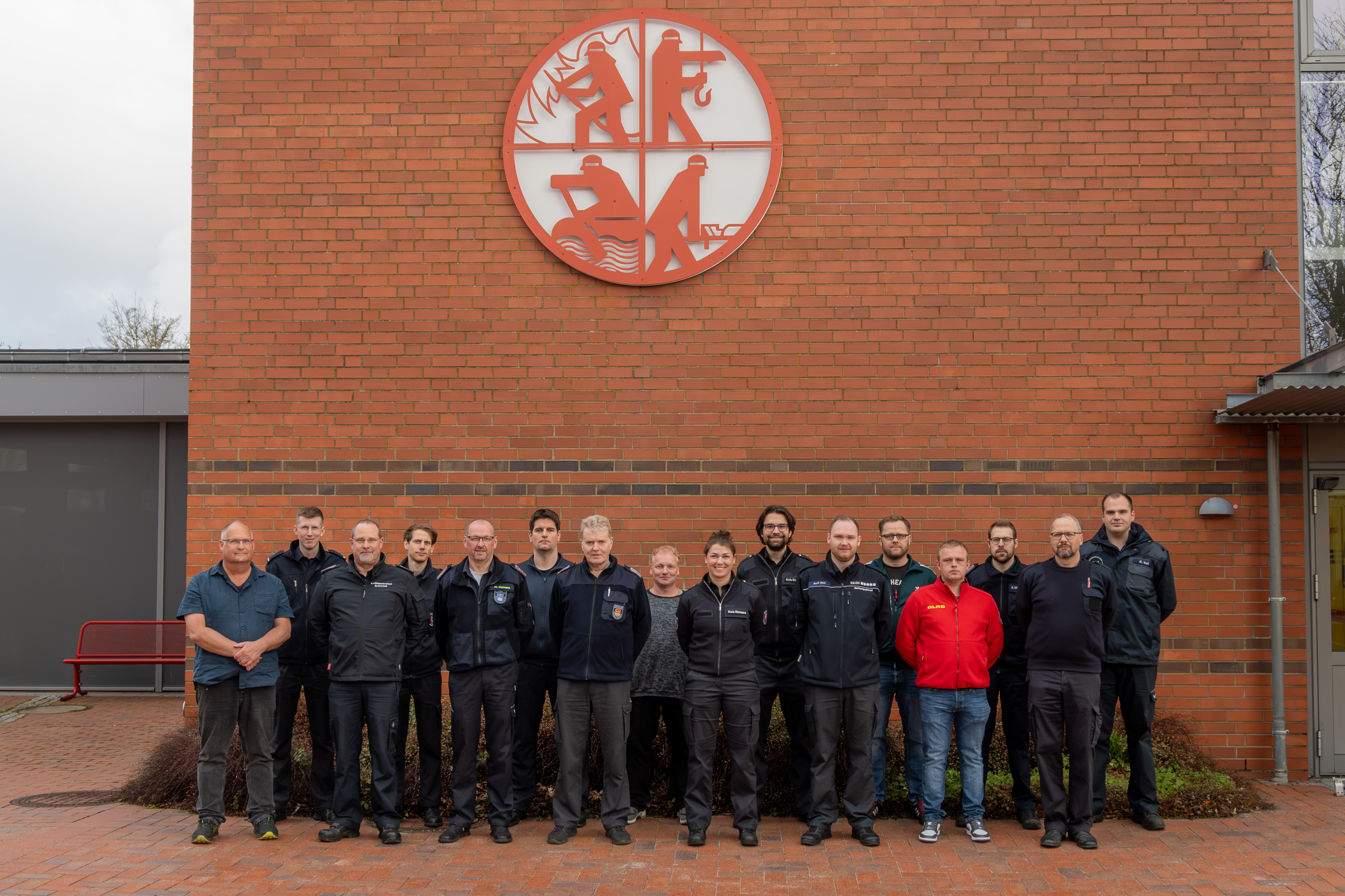 Teilnehmende des Lehrganges Stabsarbeit im Bereich S3 haben sich zum Gruppenfoto auf dem Innenhof der LFS.SH aufgestellt
