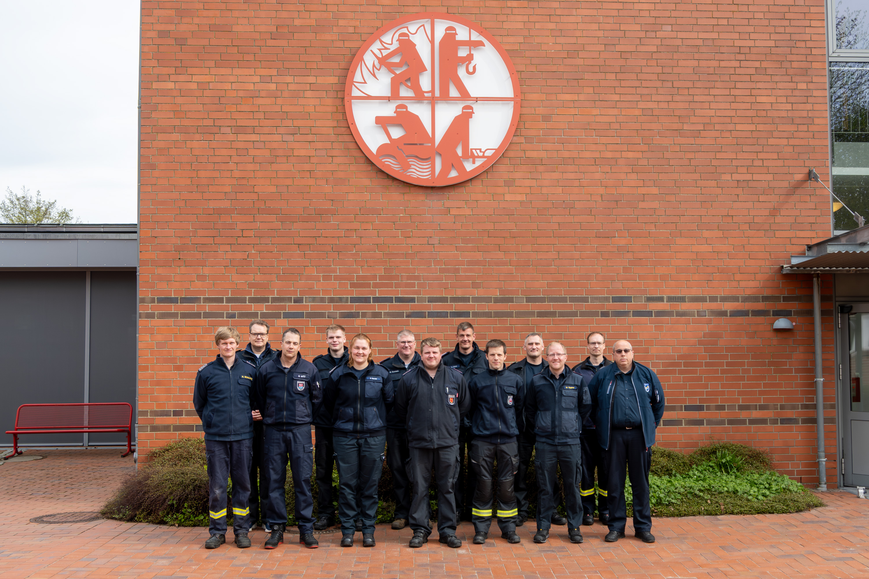 Teilnehmende des Lehrgangs Gerätewartung haben sich zum Gruppenfoto auf dem Innenhof der LFS.SH aufgestellt