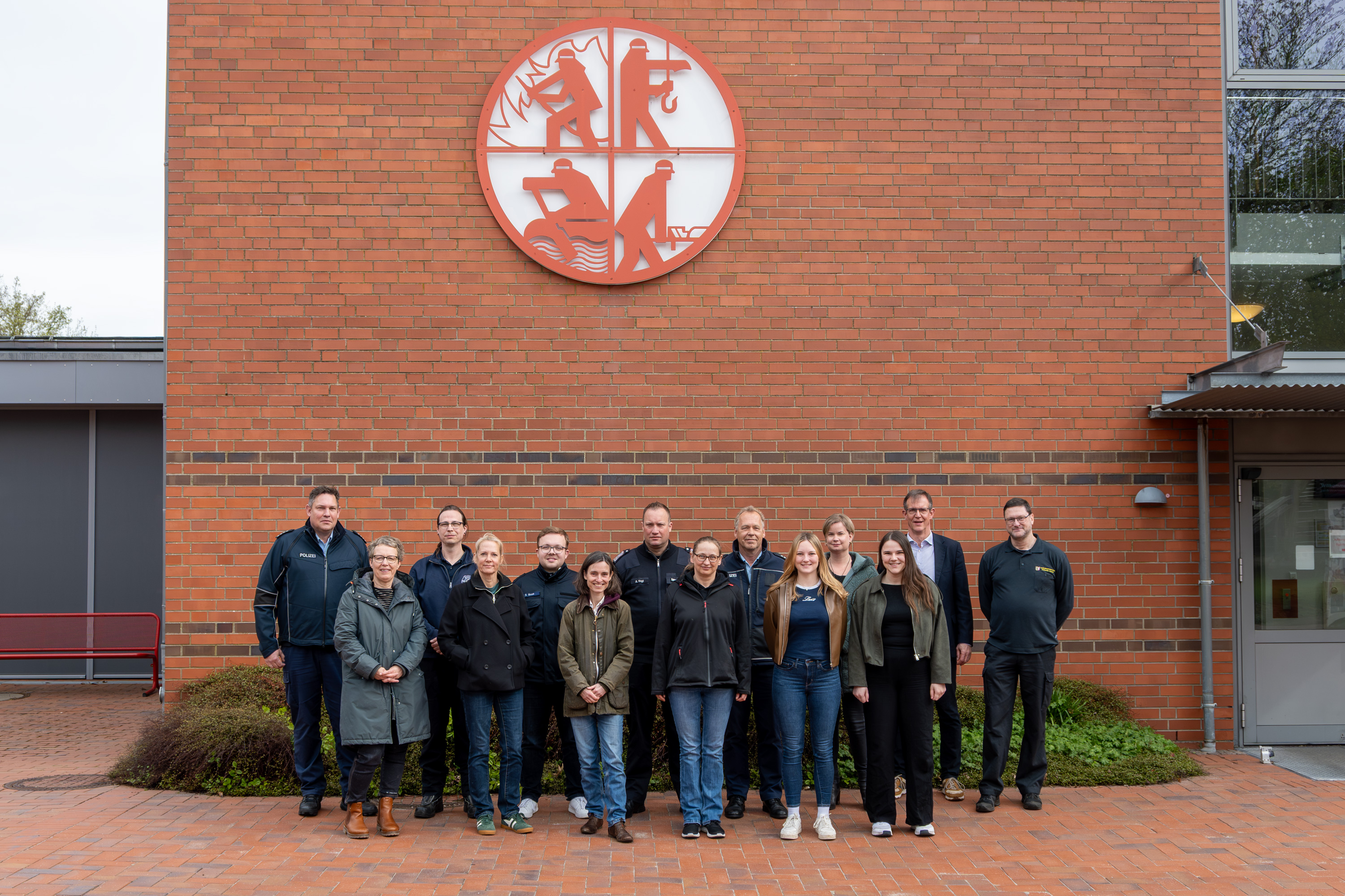 Teilnehmende des Lehrgangs Stabsarbeit im Bereich S 5 haben sich zum Gruppenfoto auf dem Innenhof der LFS.SH aufgestellt