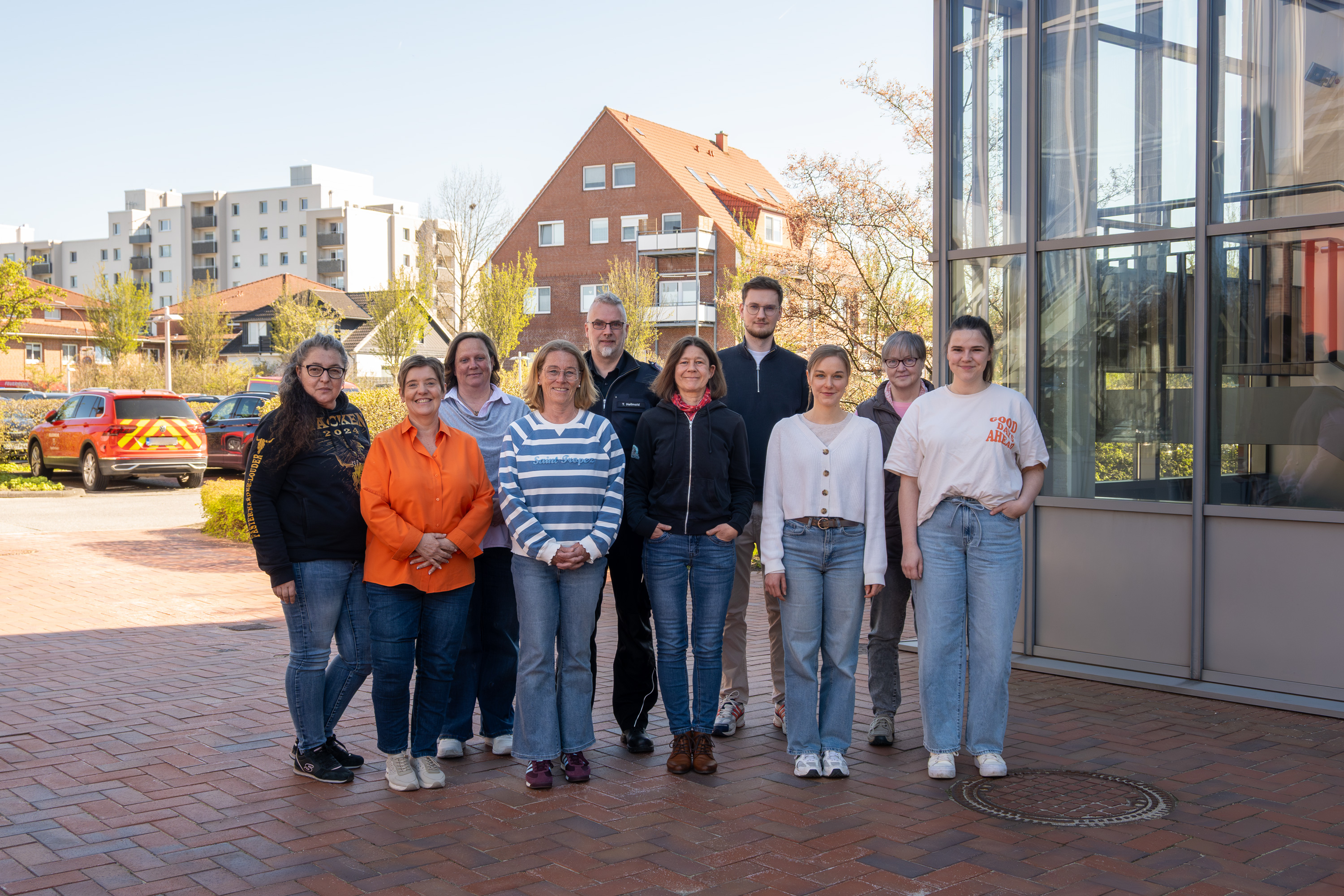 Teilnehmende des Workshops Bürgertelefon haben sich zum Gruppenfoto auf dem Innenhof der LFS.SH aufgestellt