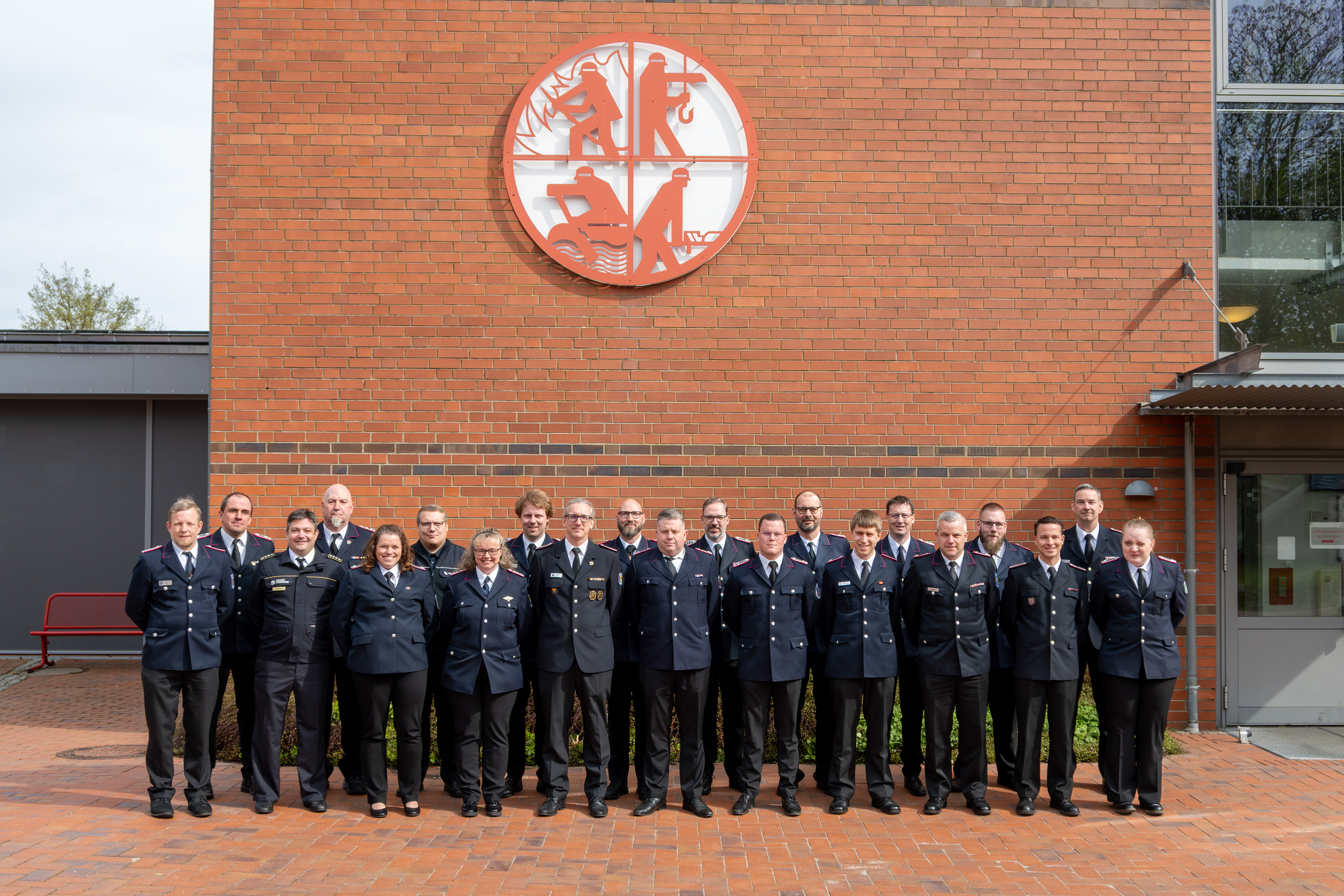 Teilnehmende des Lehrgangs Zugführung II haben sich zum Gruppenfoto auf dem Innenhof der LFS.SH aufgestellt