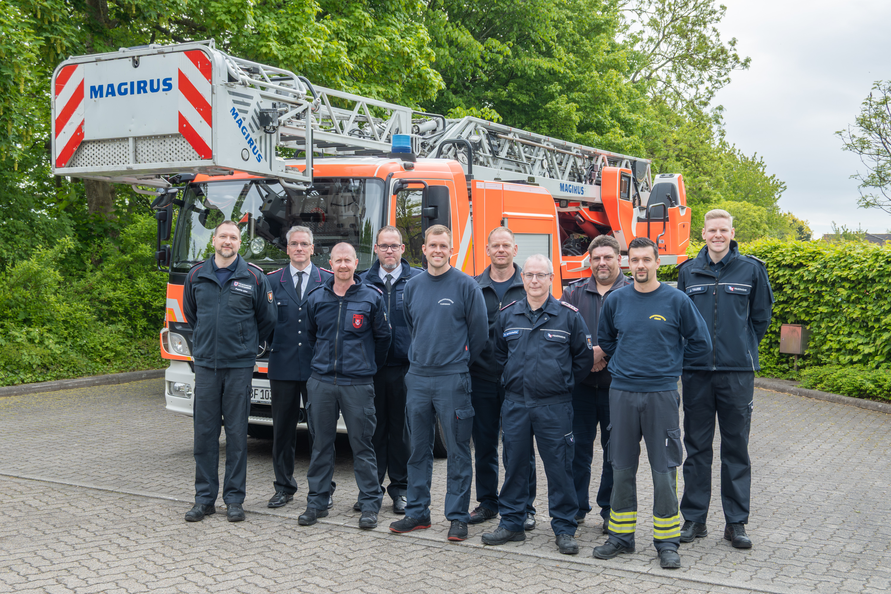 Teilnehmende des Lehrgangs Fortbildung Einsatztaktik für Drehleitermaschinistinnen und -maschinisten haben sich zum Gruppenfoto auf dem Innenhof der LFS.SH aufgestellt