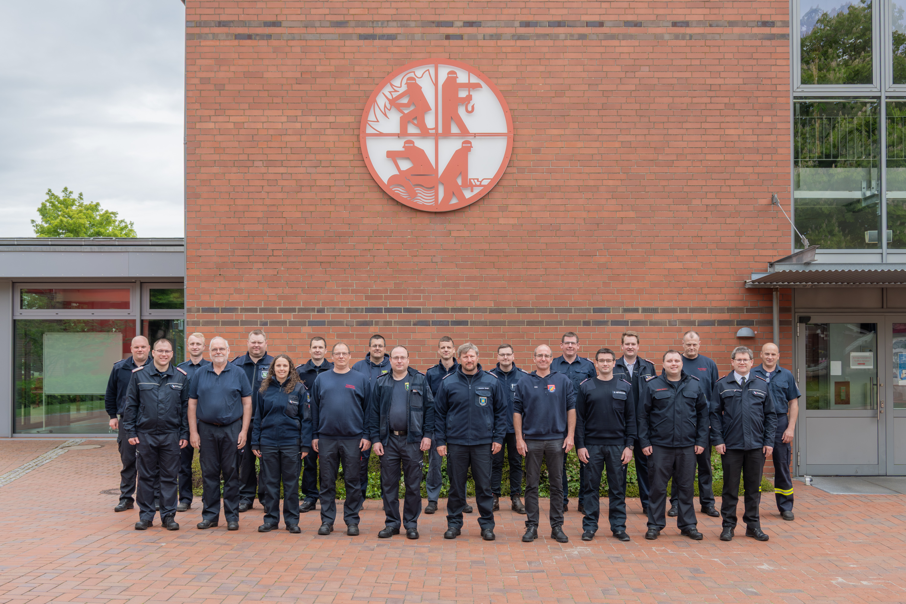 Teilnehmende des Lehrgangs Fortbildung für Einsatzleitungen - Einsatztaktik Blockausbildung haben sich zum Gruppenfoto auf dem Innenhof der LFS.SH aufgestellt