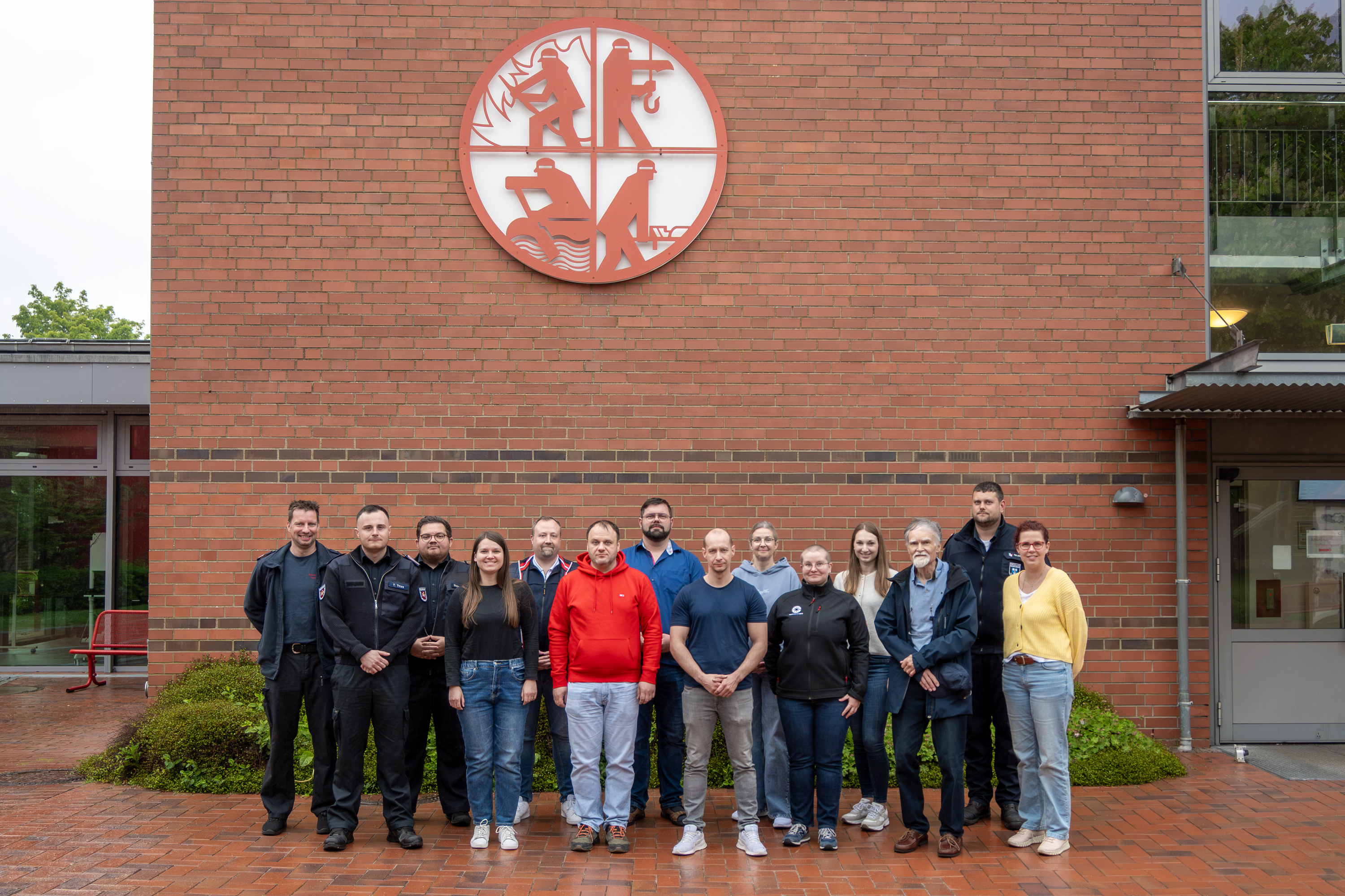 Teilnehmende des Lehrgangs Grundlagenschulung Operativ-taktische Stabsarbeit haben sich zum Gruppenfoto auf dem Innenhof der LFS.SH aufgestellt