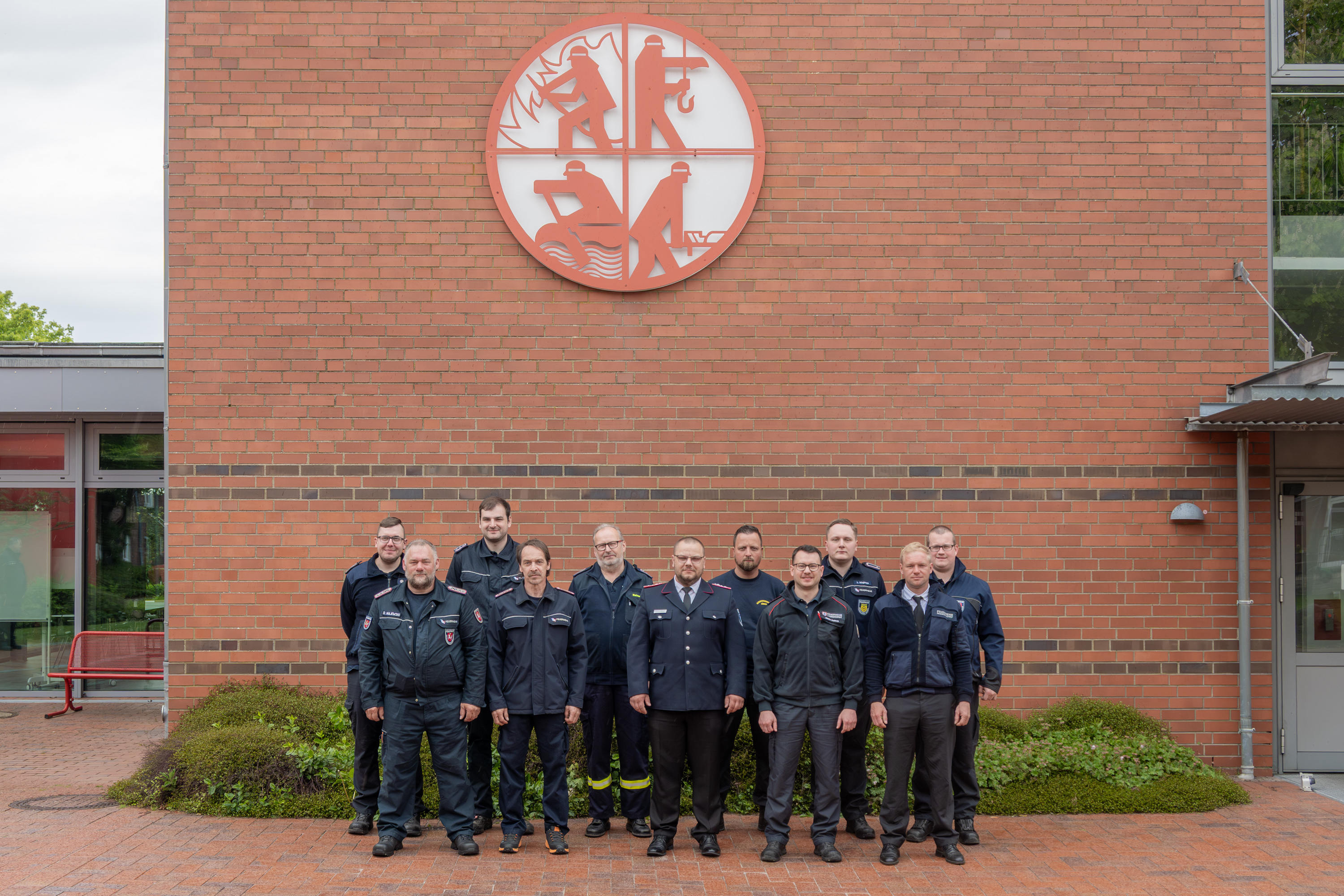 Teilnehmende des Lehrgangs Gerätewartung haben sich zum Gruppenfoto auf dem Innenhof der LFS.SH aufgestellt
