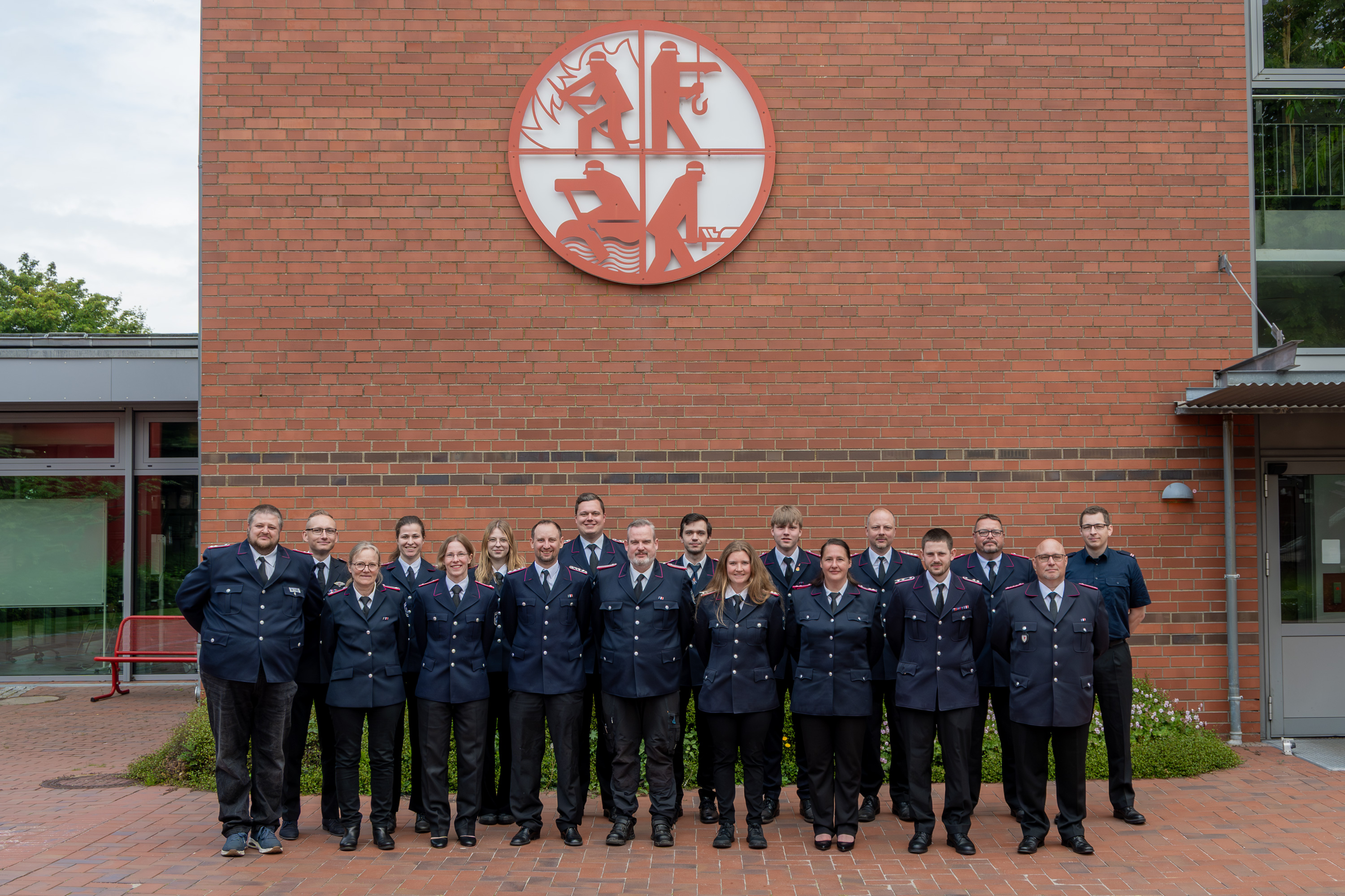 Teilnehmende des Lehrgangs Blockausbildung Brandschutzerziehung/Brandschutzaufklärung haben sich zum Gruppenfoto auf dem Innenhof der LFS.SH aufgestellt