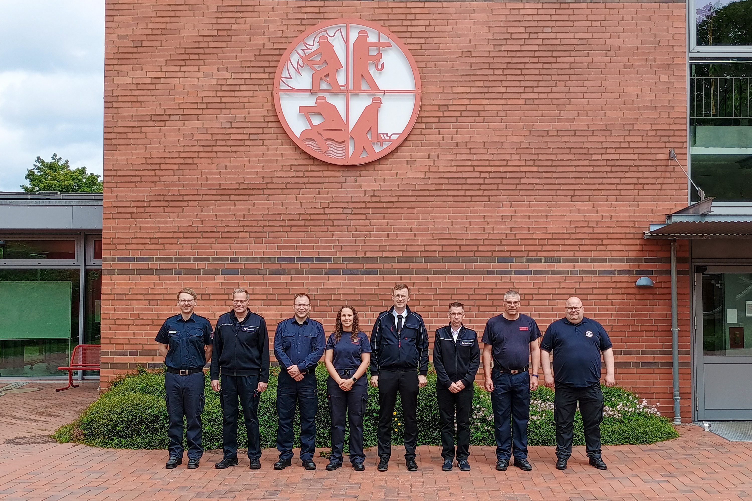 Teilnehmende des Lehrgangs Führungskräftetraining 4 – Moderation haben sich zum Gruppenfoto auf dem Innenhof der LFS.SH aufgestellt