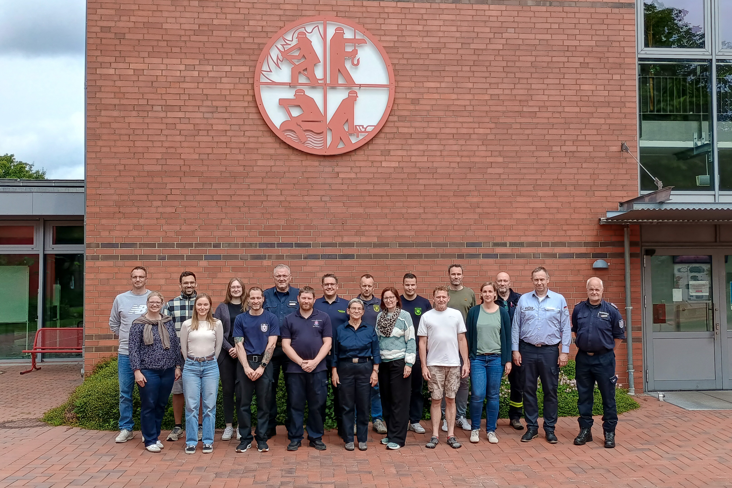 Teilnehmende des Lehrgangs Grundlagenschulung Operativ-taktische Stabsarbeit haben sich zum Gruppenfoto auf dem Innenhof der LFS.SH aufgestellt