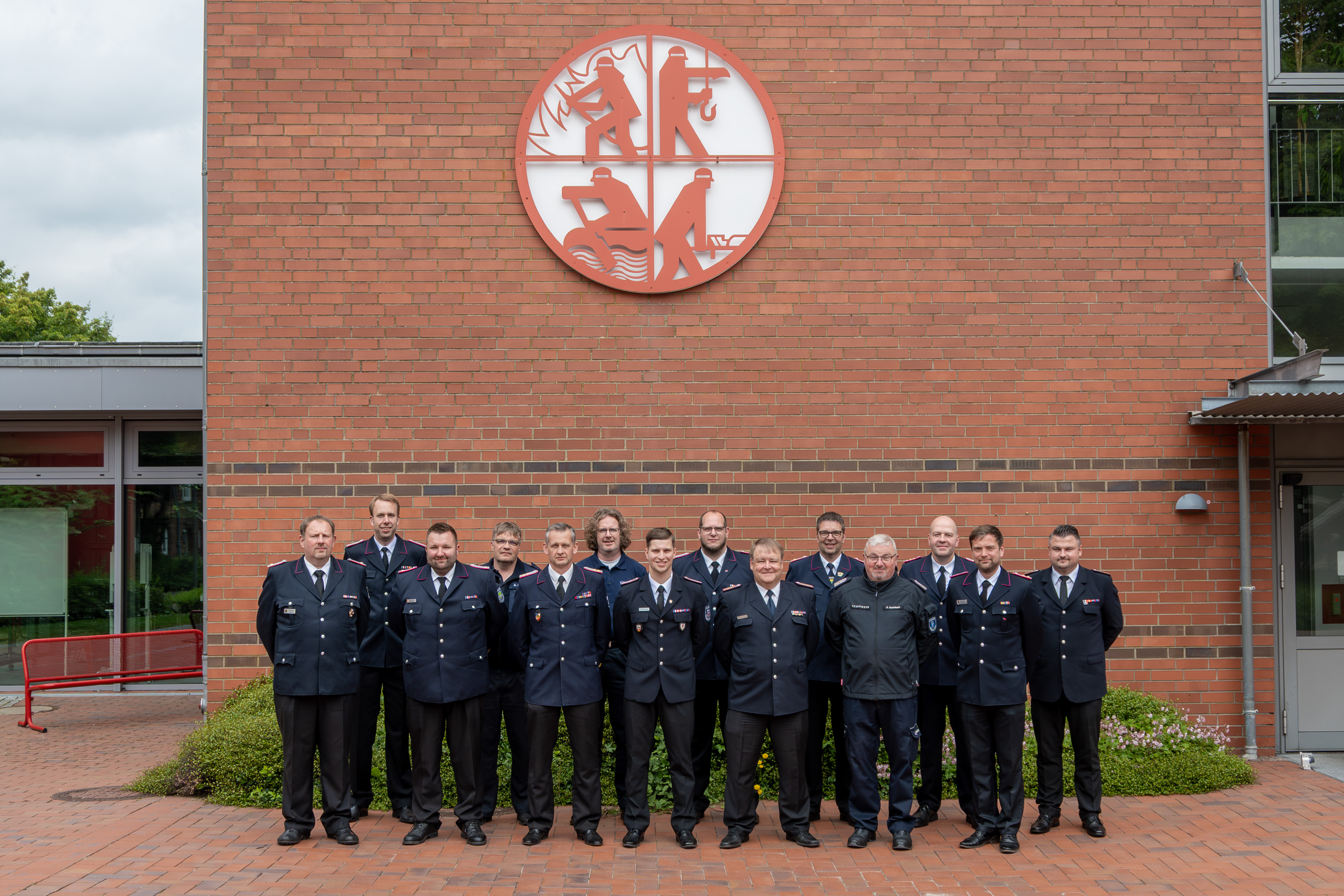 Teilnehmende des Lehrgangs Brandschutzbeauftragte mit abgeschlossener Zugführungsausbildung haben sich zum Gruppenfoto auf dem Innenhof der LFS.SH aufgestellt