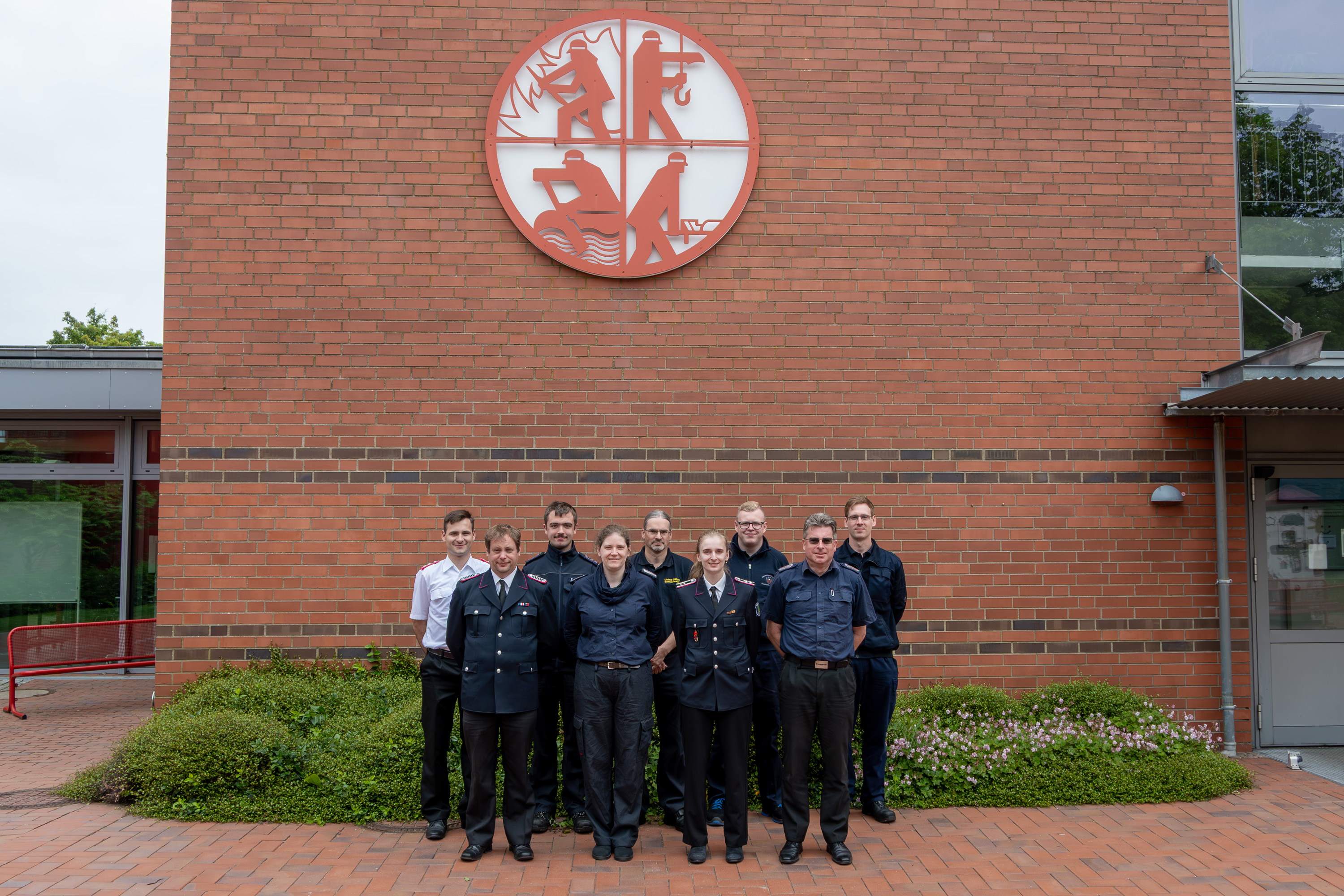 Teilnehmende des Lehrgangs Reaktorerkundungstruppkraftwagen haben sich zum Gruppenfoto auf dem Innenhof der LFS.SH aufgestellt