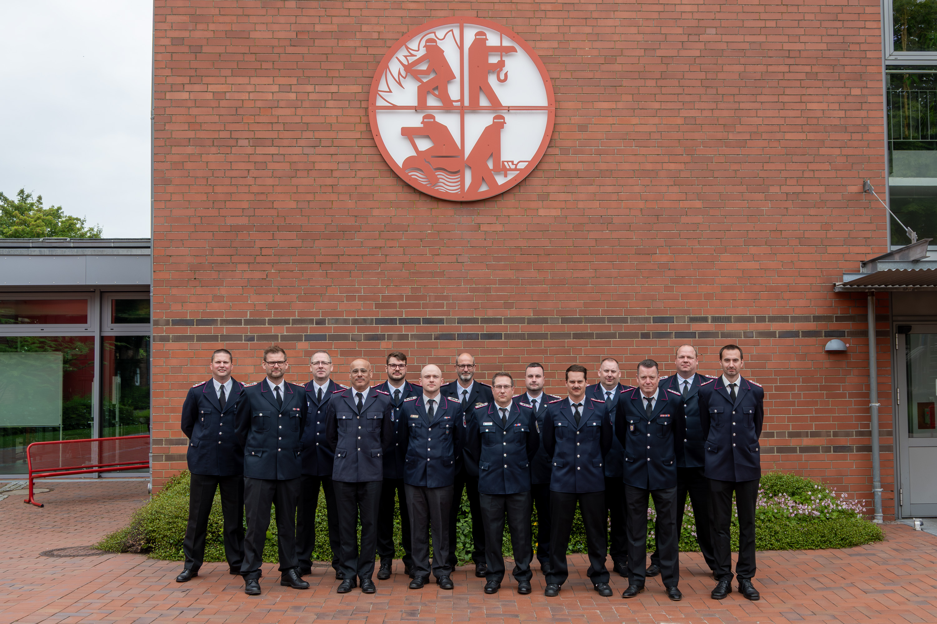 Teilnehmende des Lehrgangs Zugführung I haben sich zum Gruppenfoto auf dem Innenhof der LFS.SH aufgestellt