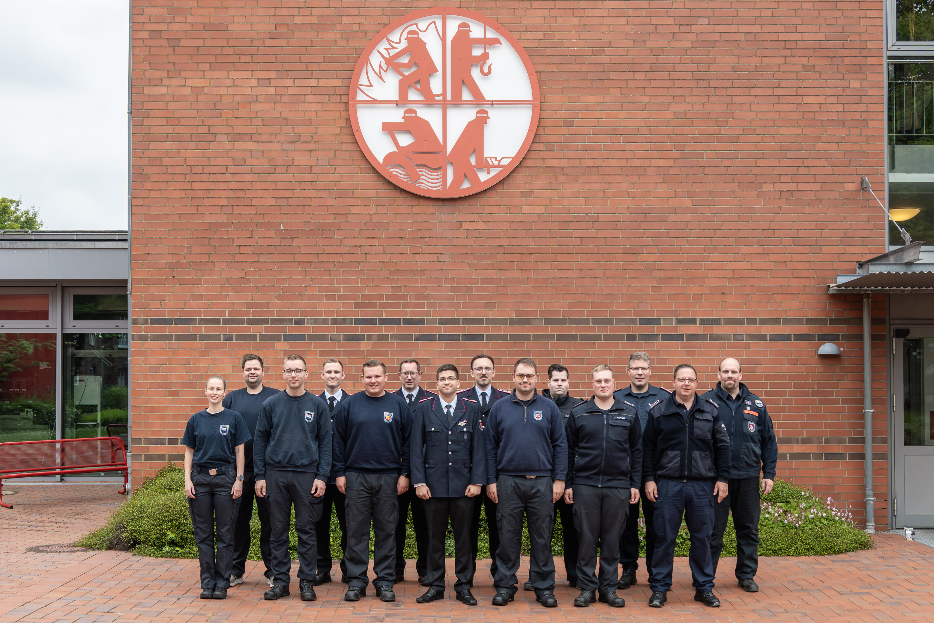 Teilnehmende des Lehrgangs CBRN - Dekontamination haben sich zum Gruppenfoto auf dem Innenhof der LFS.SH aufgestellt