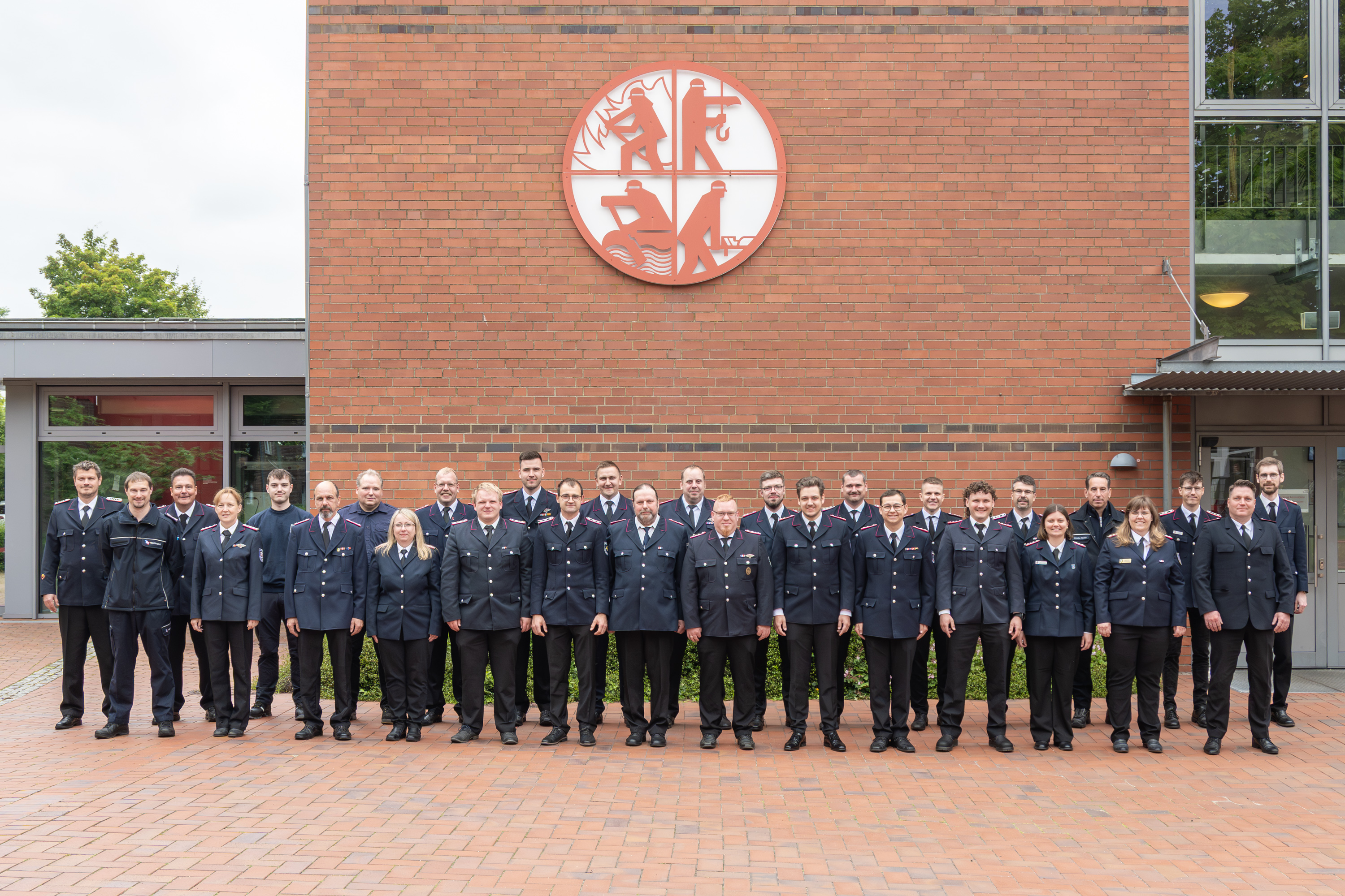 Teilnehmende des Lehrgangs Gruppenführung I haben sich zum Gruppenfoto auf dem Innenhof der LFS.SH aufgestellt