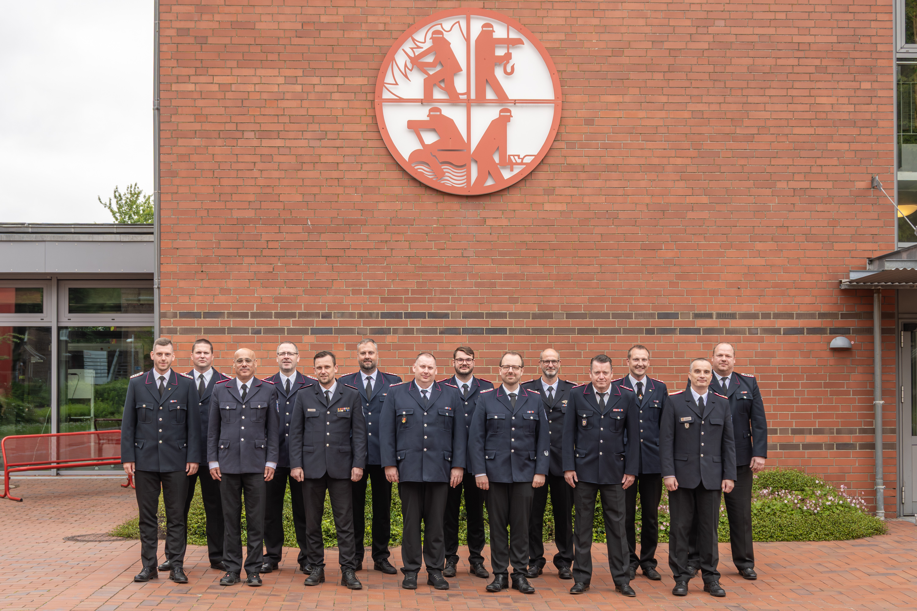 Teilnehmende des Lehrgangs Zugführung II haben sich zum Gruppenfoto auf dem Innenhof der LFS.SH aufgestellt