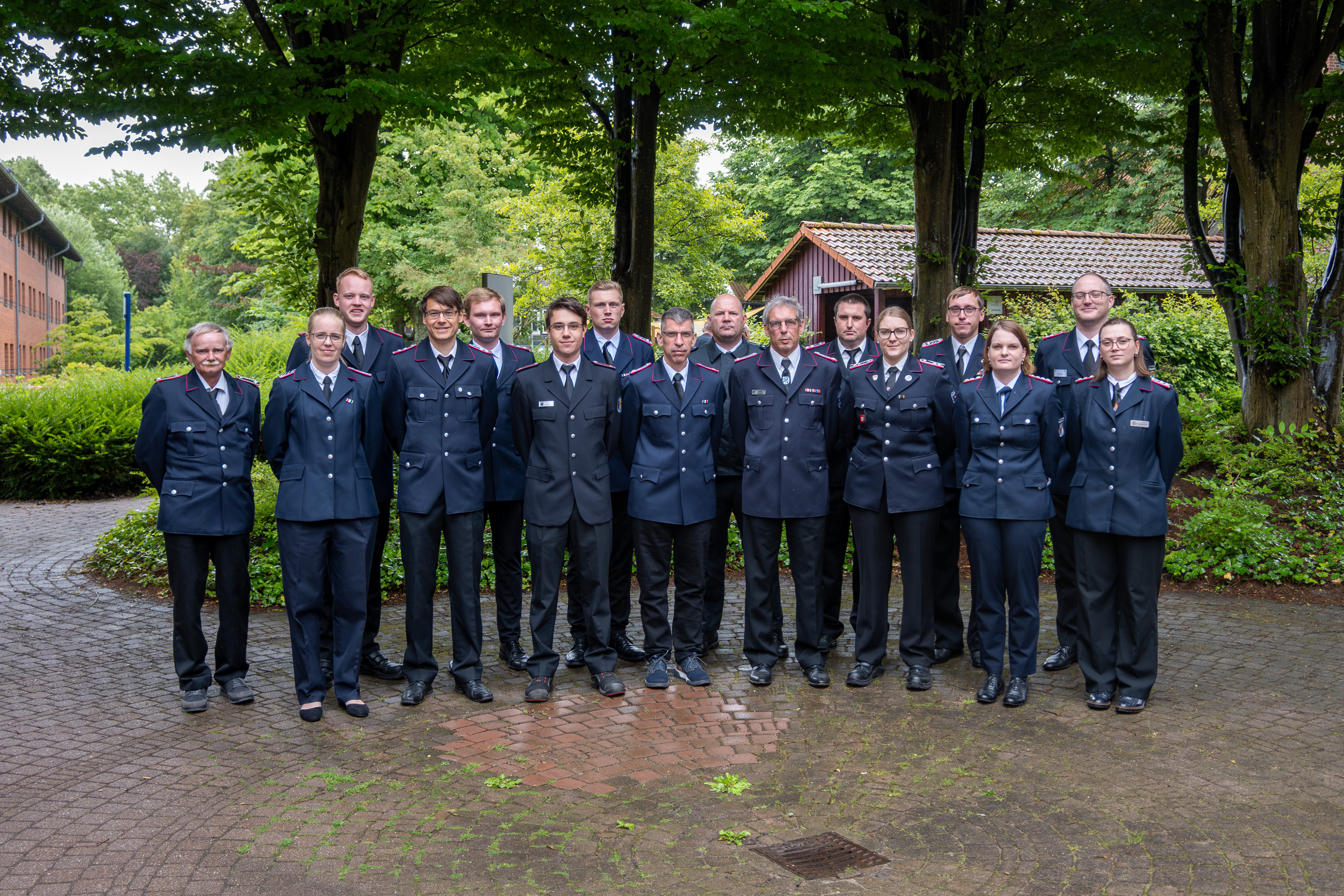 Teilnehmende der Blockausbildung Brandschutzerziehung / Brandschutzaufklärung haben sich zum Gruppenfoto auf dem Innenhof der LFS.SH aufgestellt