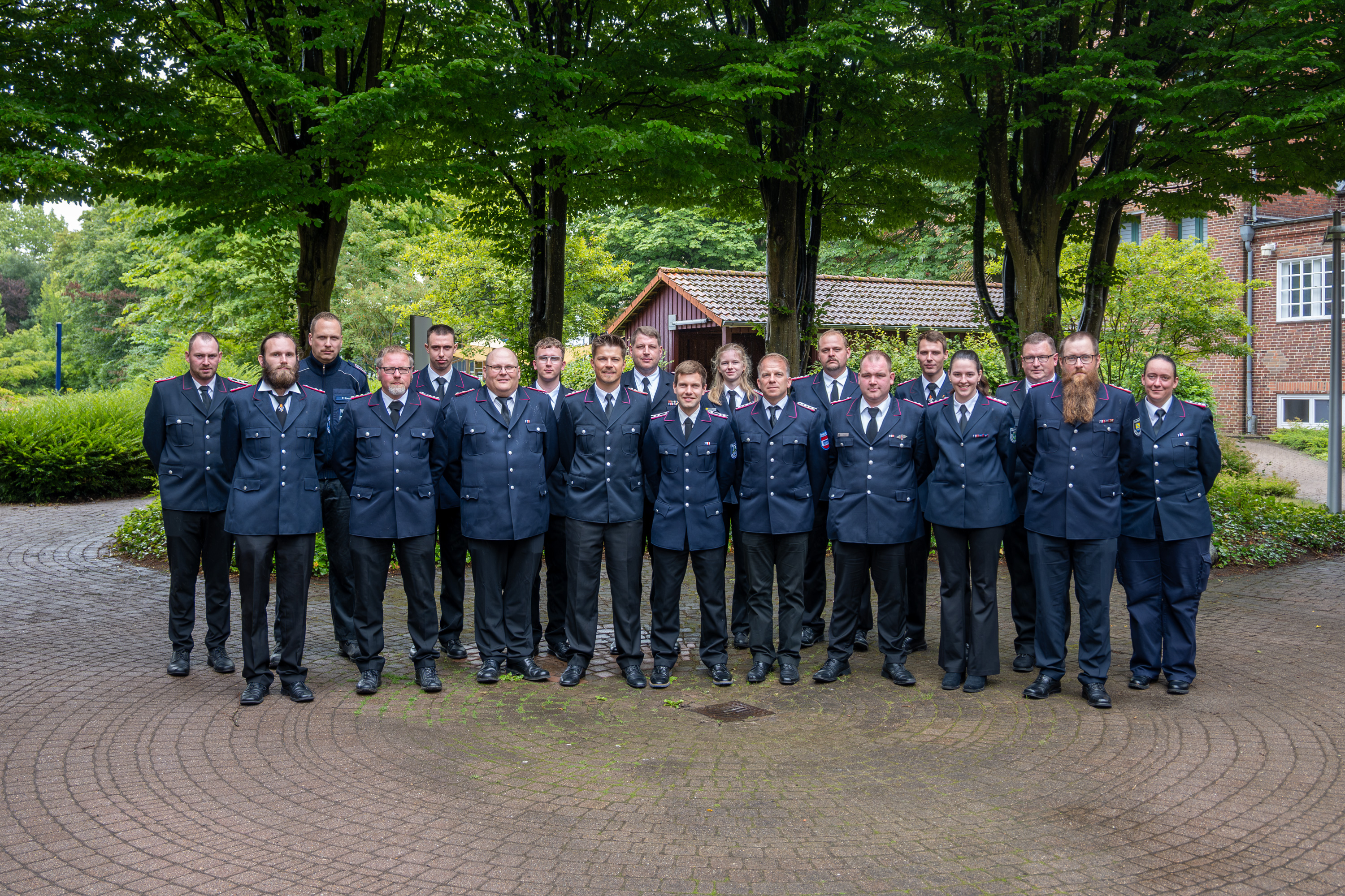 Teilnehmende des Lehrgangs Gruppenführung I haben sich zum Gruppenfoto auf dem Innenhof der LFS.SH aufgestellt