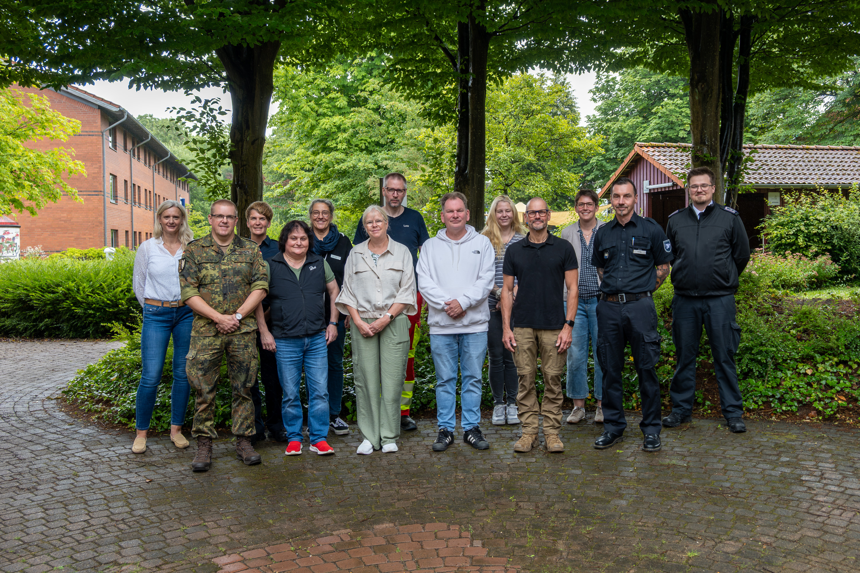 Teilnehmende der Grundlagenschulung Operativ-taktische Stabsarbeit haben sich zum Gruppenfoto auf dem Innenhof der LFS.SH aufgestellt