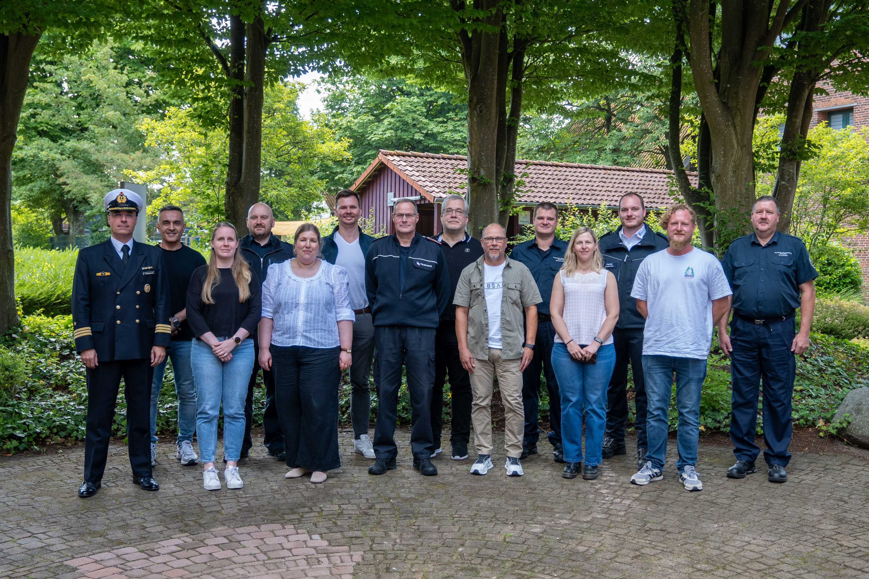 Teilnehmende der Grundlagenschulung Operativ-taktische Stabsarbeit haben sich zum Gruppenfoto auf dem Innenhof der LFS.SH aufgestellt