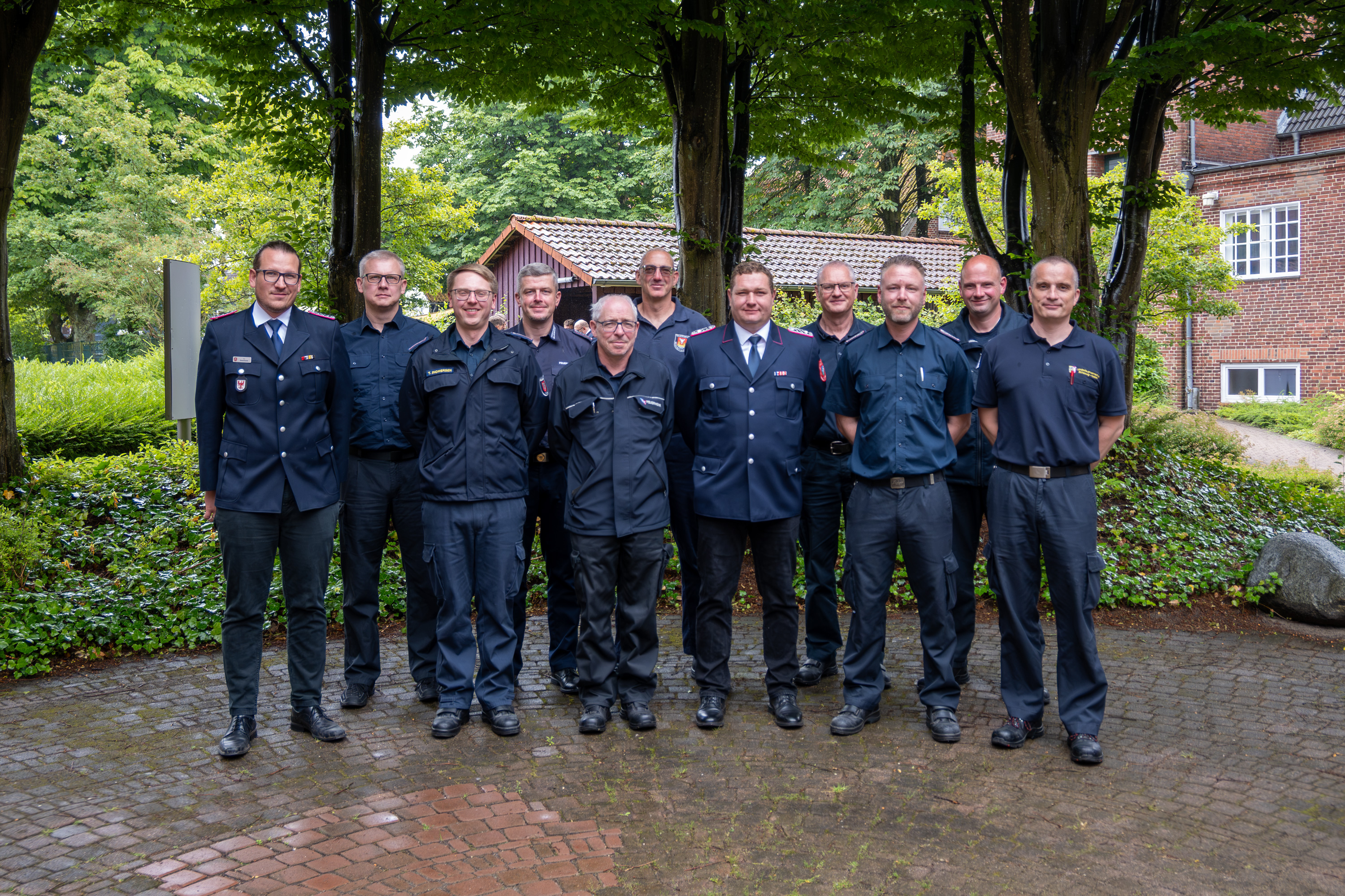 Teilnehmende des Lehrgangs Leitung des Atemschutzes haben sich zum Gruppenfoto auf dem Innenhof der LFS.SH aufgestellt