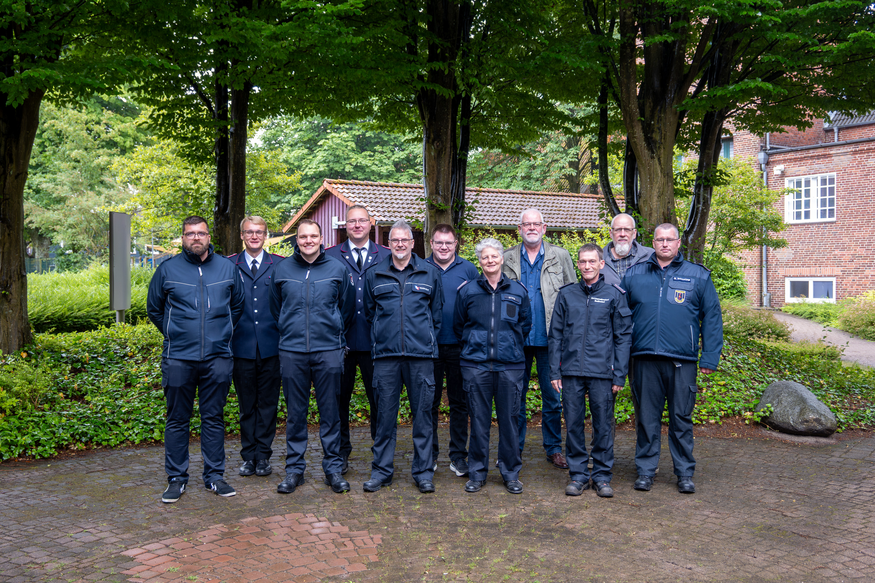 Teilnehmende des Lehrgangs Stabsarbeit im Bereich S 6 haben sich zum Gruppenfoto auf dem Innenhof der LFS.SH aufgestellt