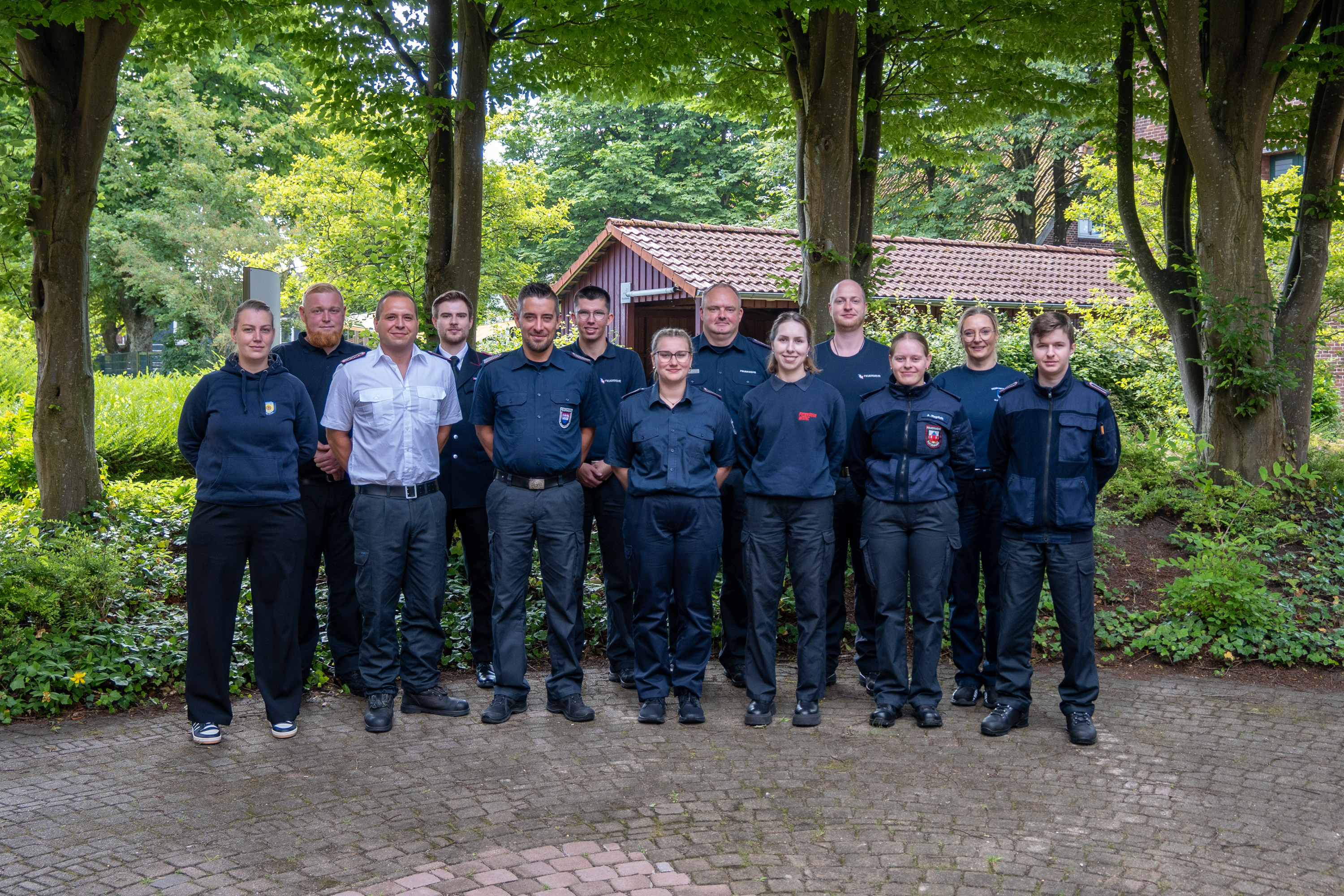 Teilnehmende des Workshops Soziale Medien Feuerwehr haben sich zum Gruppenfoto auf dem Innenhof der LFS.SH aufgestellt